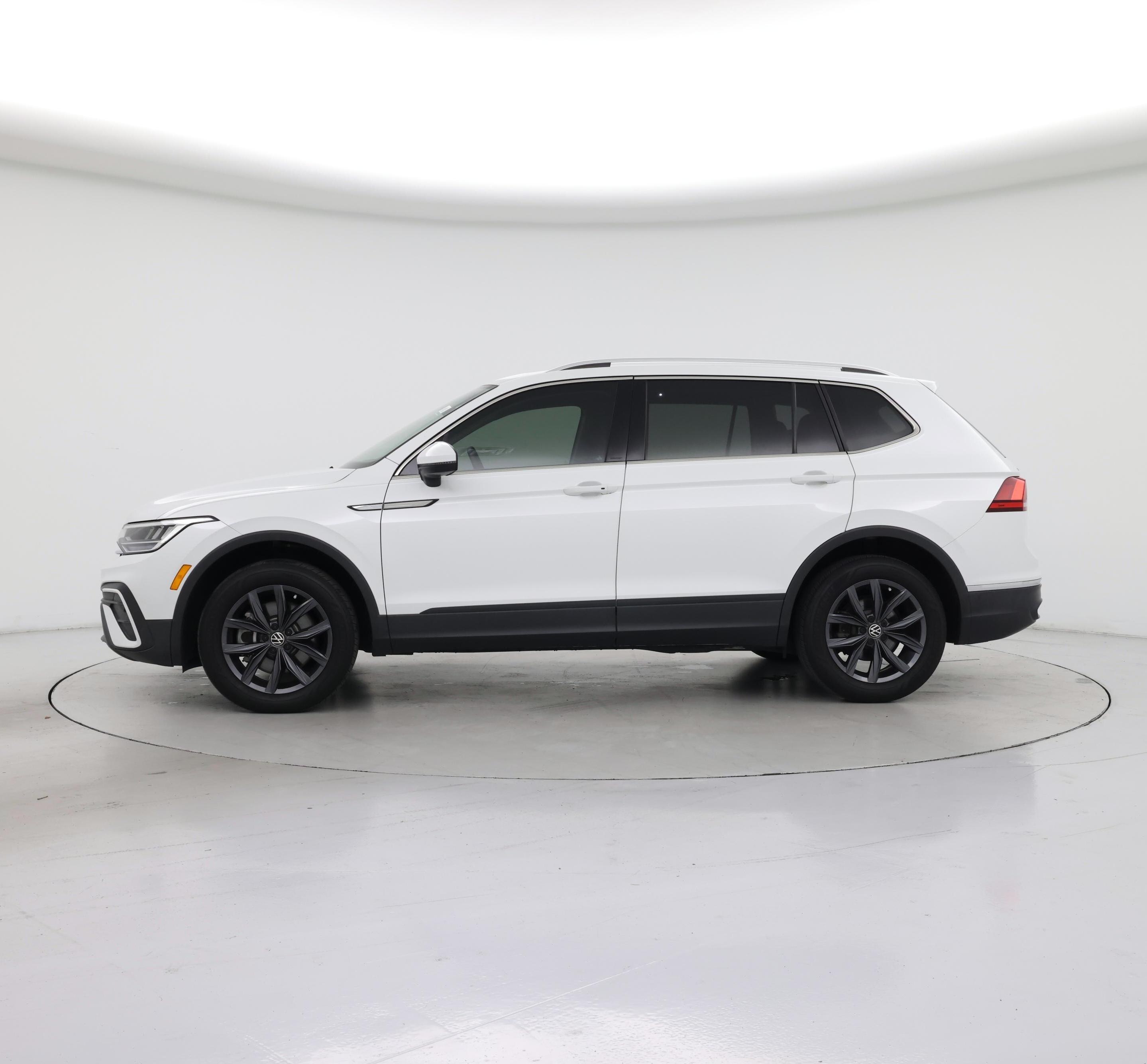 Thumbnail: 2023 Volkswagen Tiguan - 3