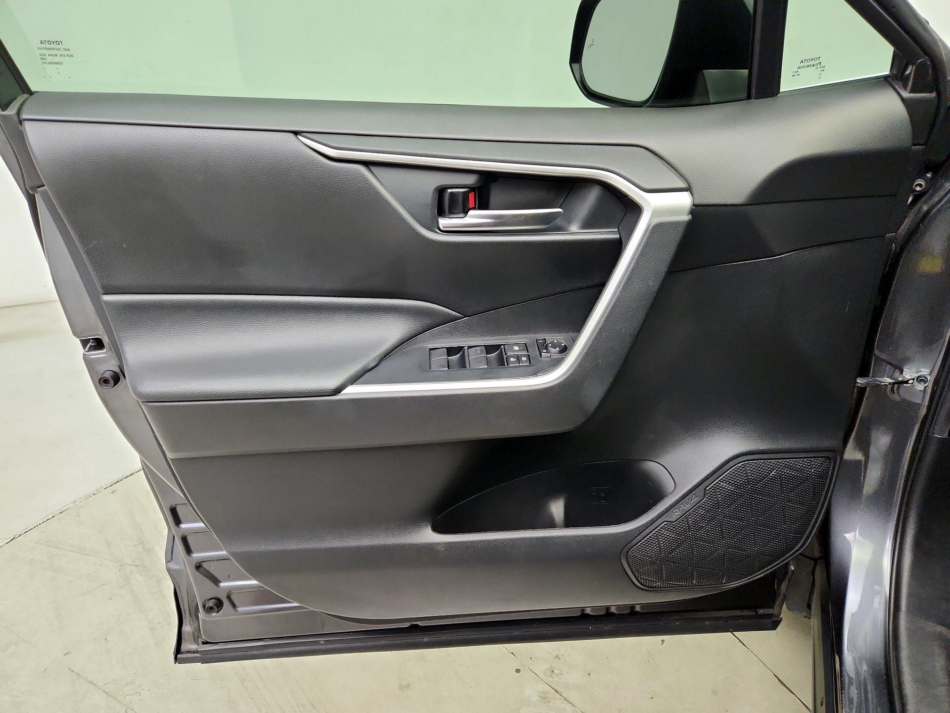 Thumbnail: 2020 Toyota RAV4 - 12