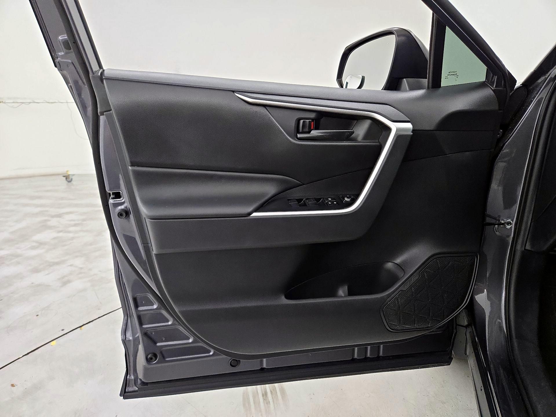 Thumbnail: 2020 Toyota RAV4 - 12