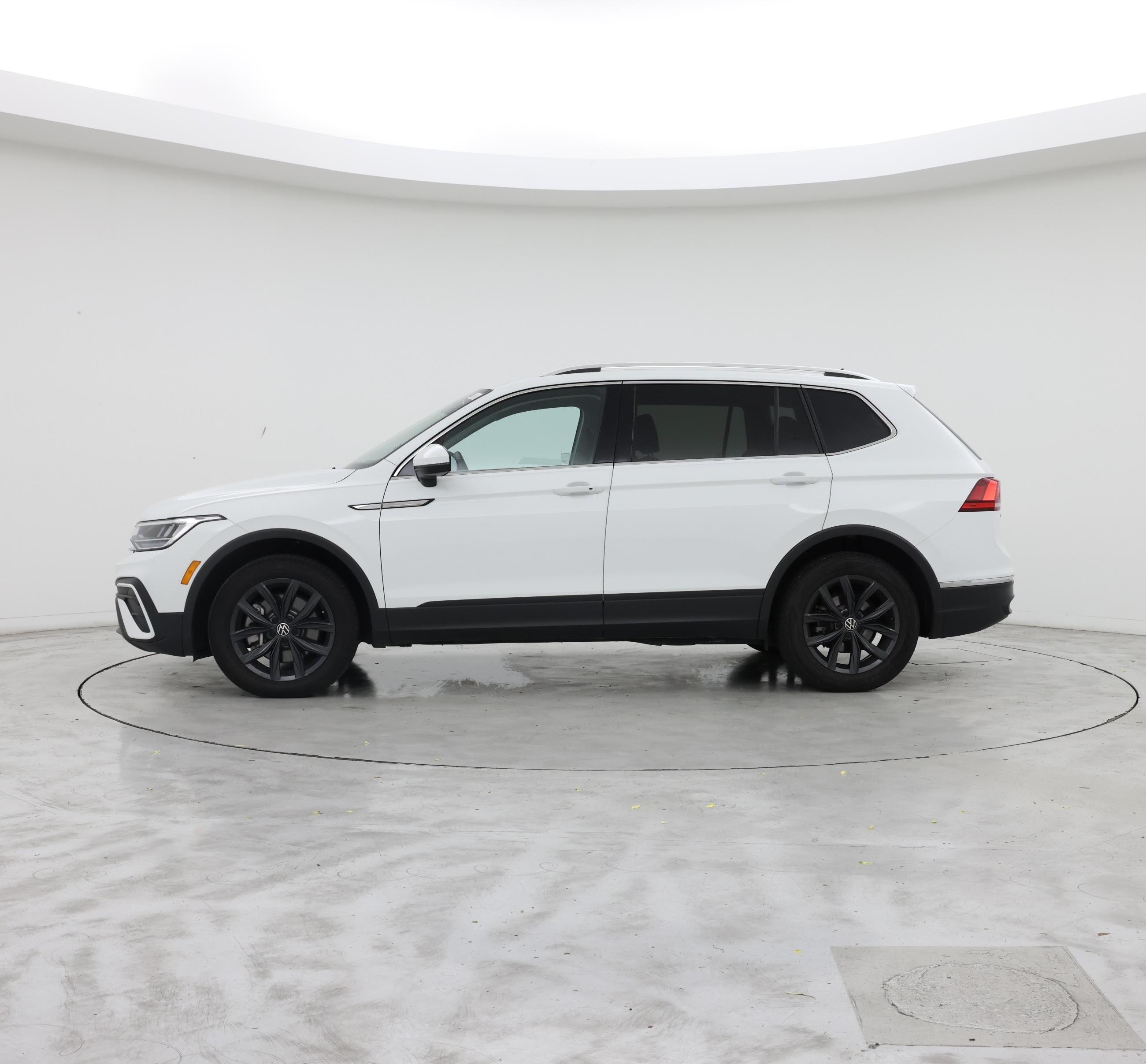 Thumbnail: 2024 Volkswagen Tiguan - 3