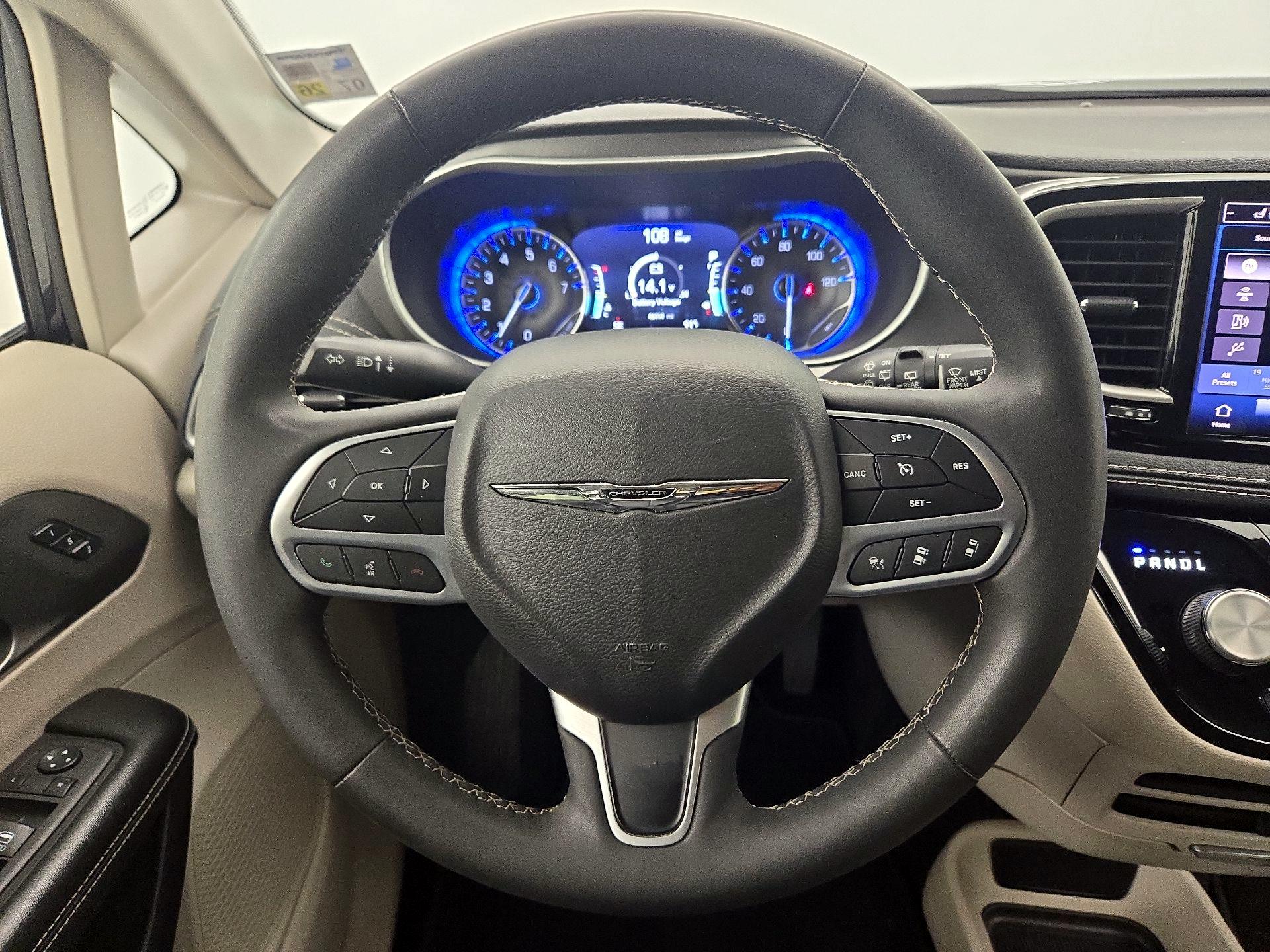 Thumbnail: 2022 Chrysler Pacifica - 10