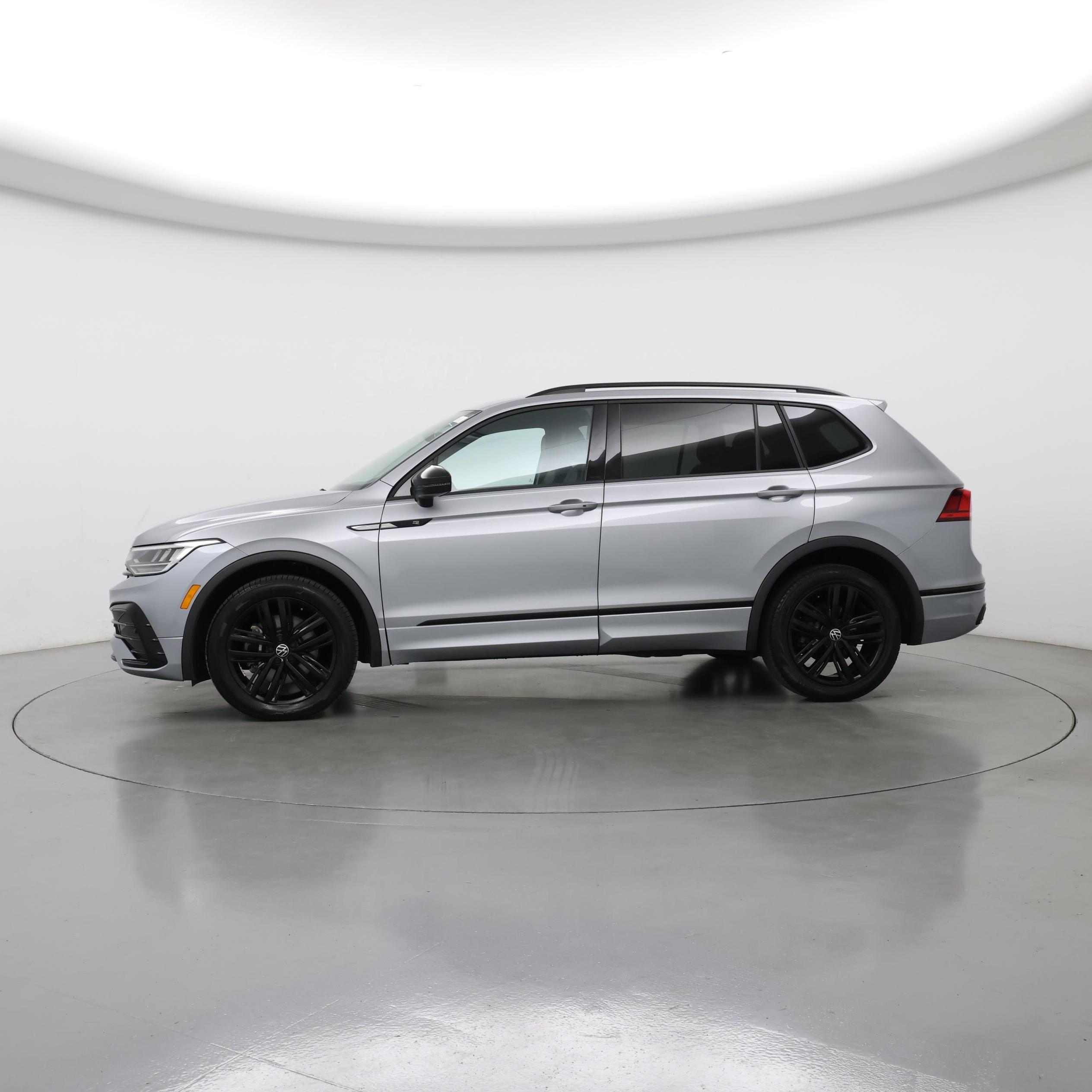Thumbnail: 2022 Volkswagen Tiguan - 3