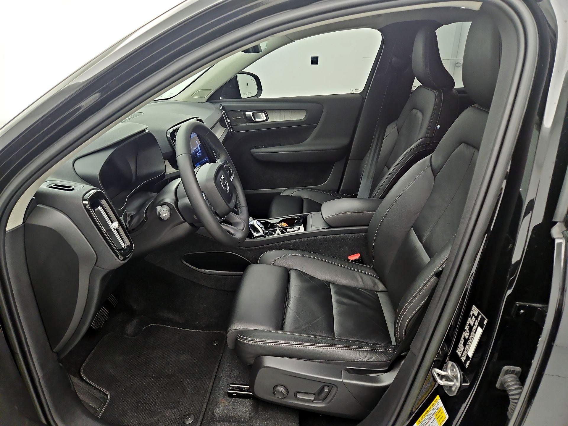Thumbnail: 2023 Volvo XC40 - 11
