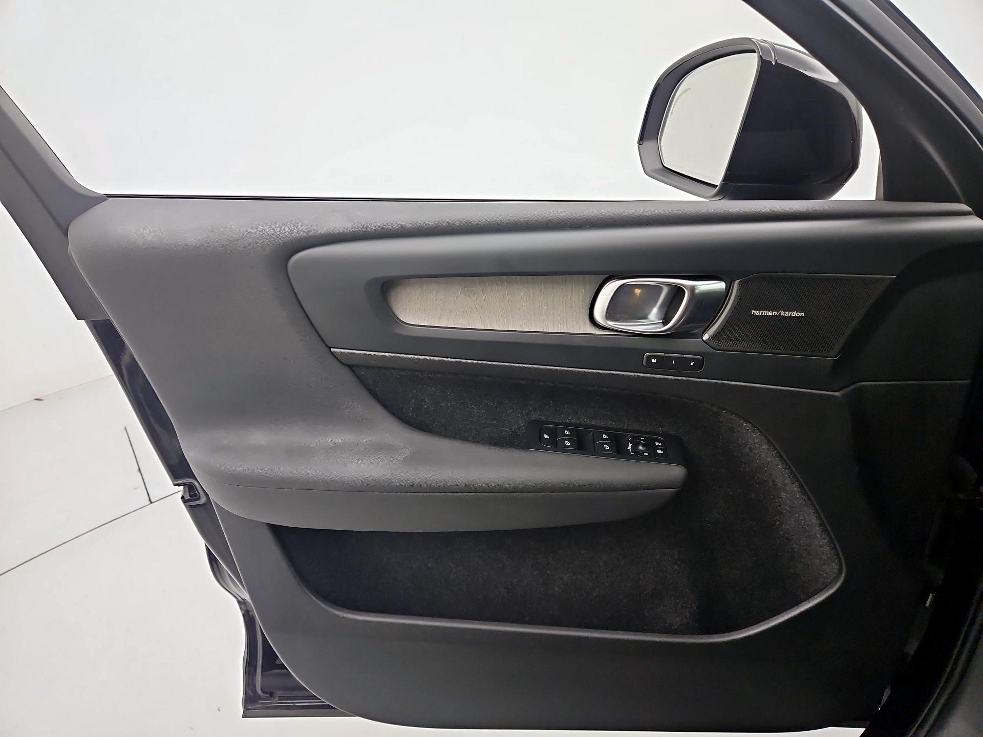 Thumbnail: 2023 Volvo XC40 - 12