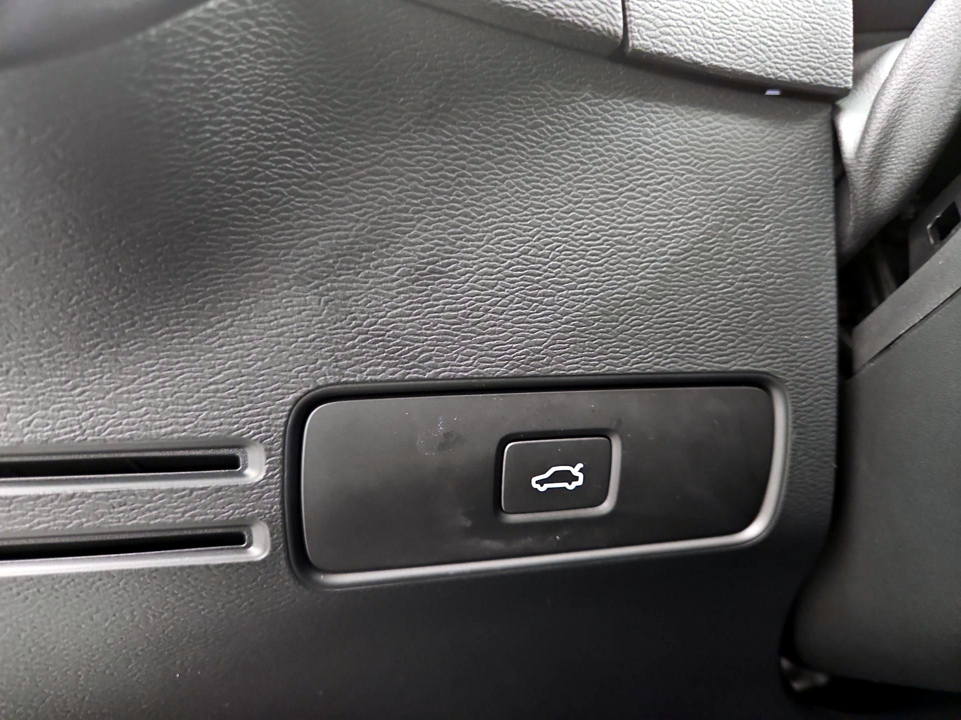 Thumbnail: 2023 Volvo XC40 - 13