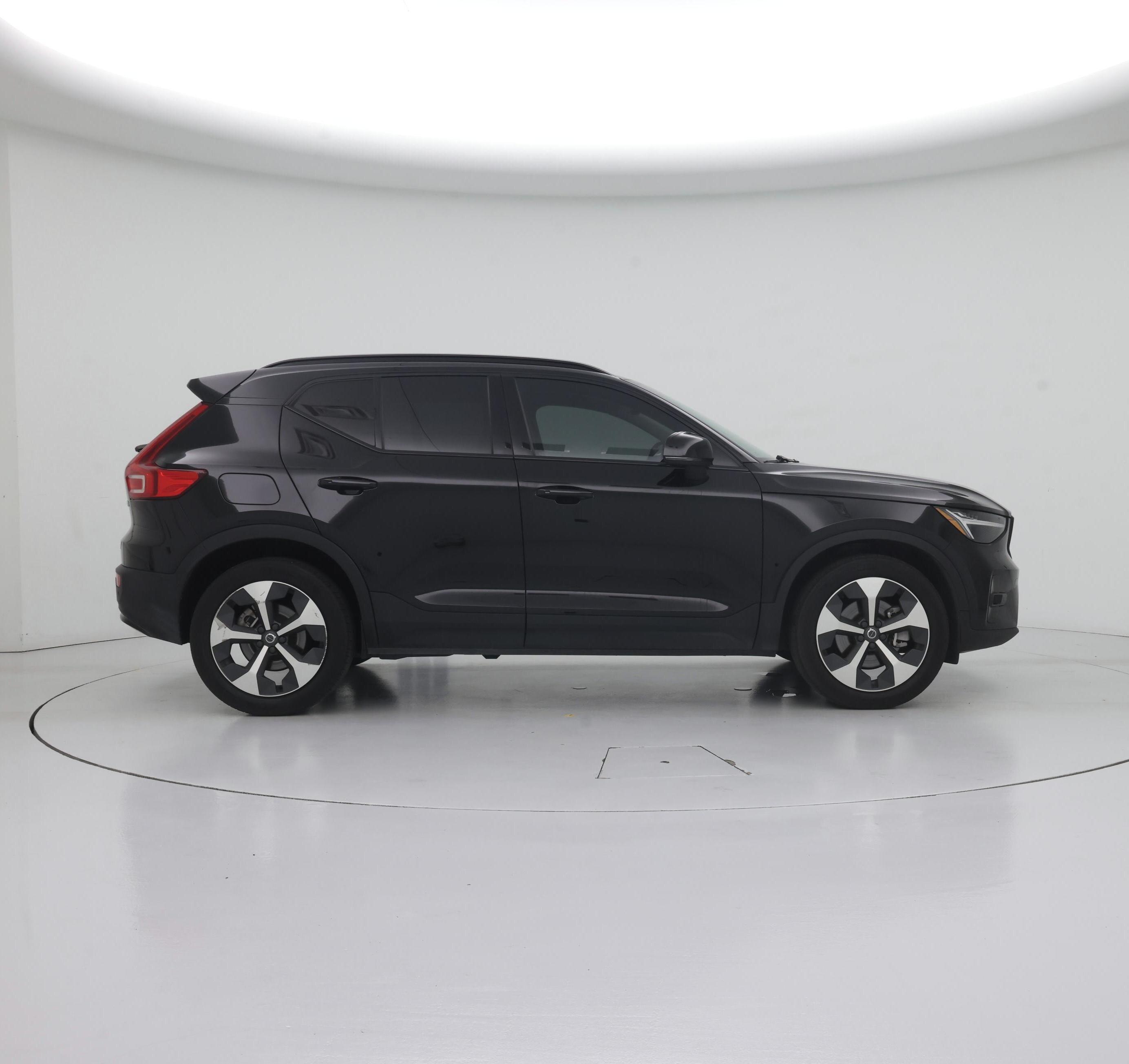 Thumbnail: 2023 Volvo XC40 - 7