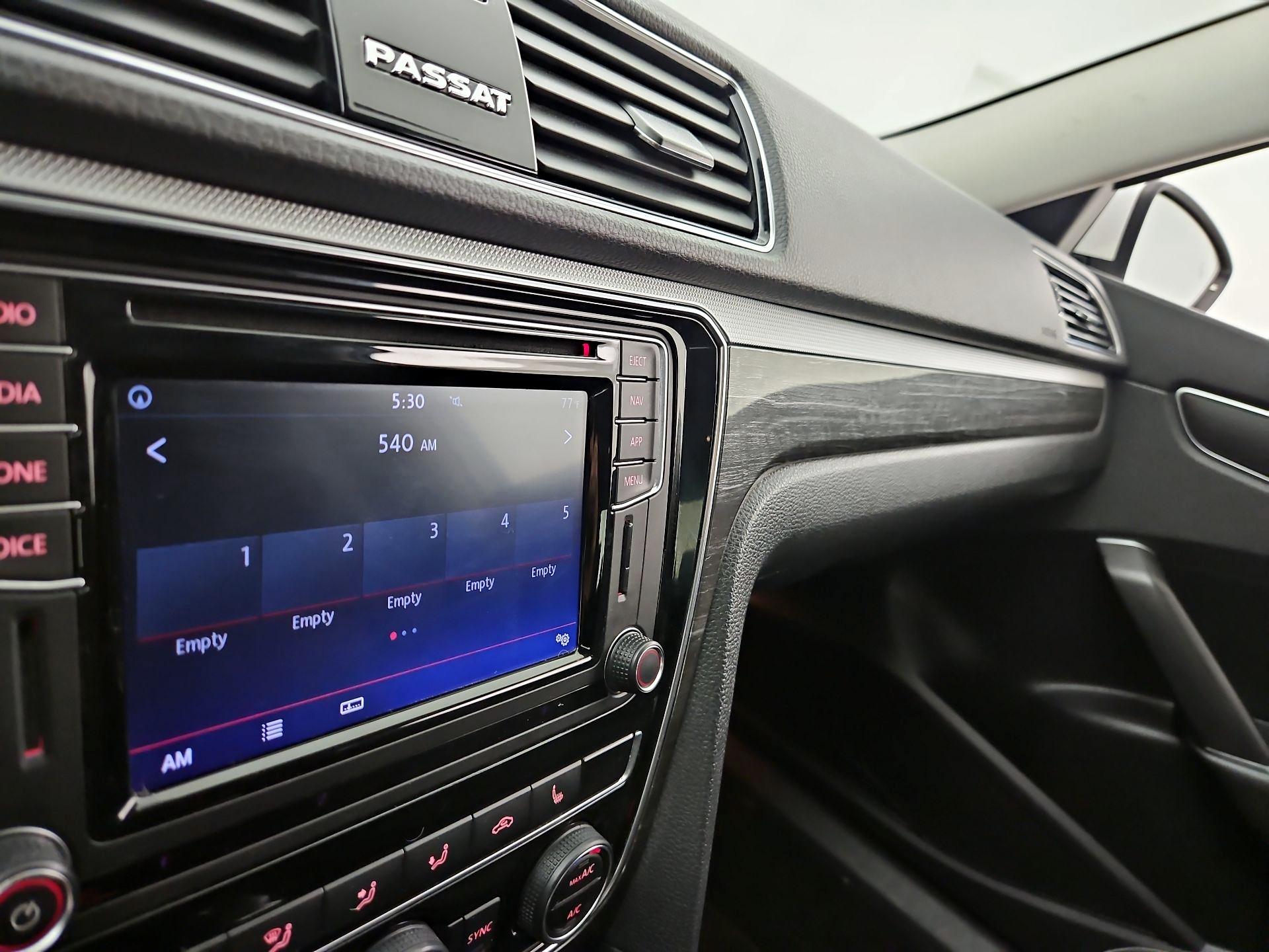 Thumbnail: 2018 Volkswagen Passat - 16