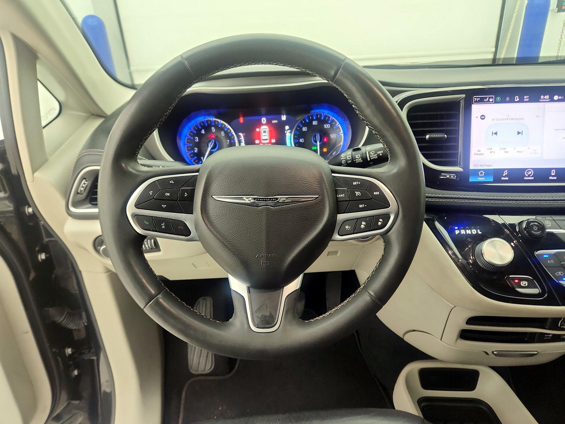 Thumbnail: 2022 Chrysler Pacifica - 10