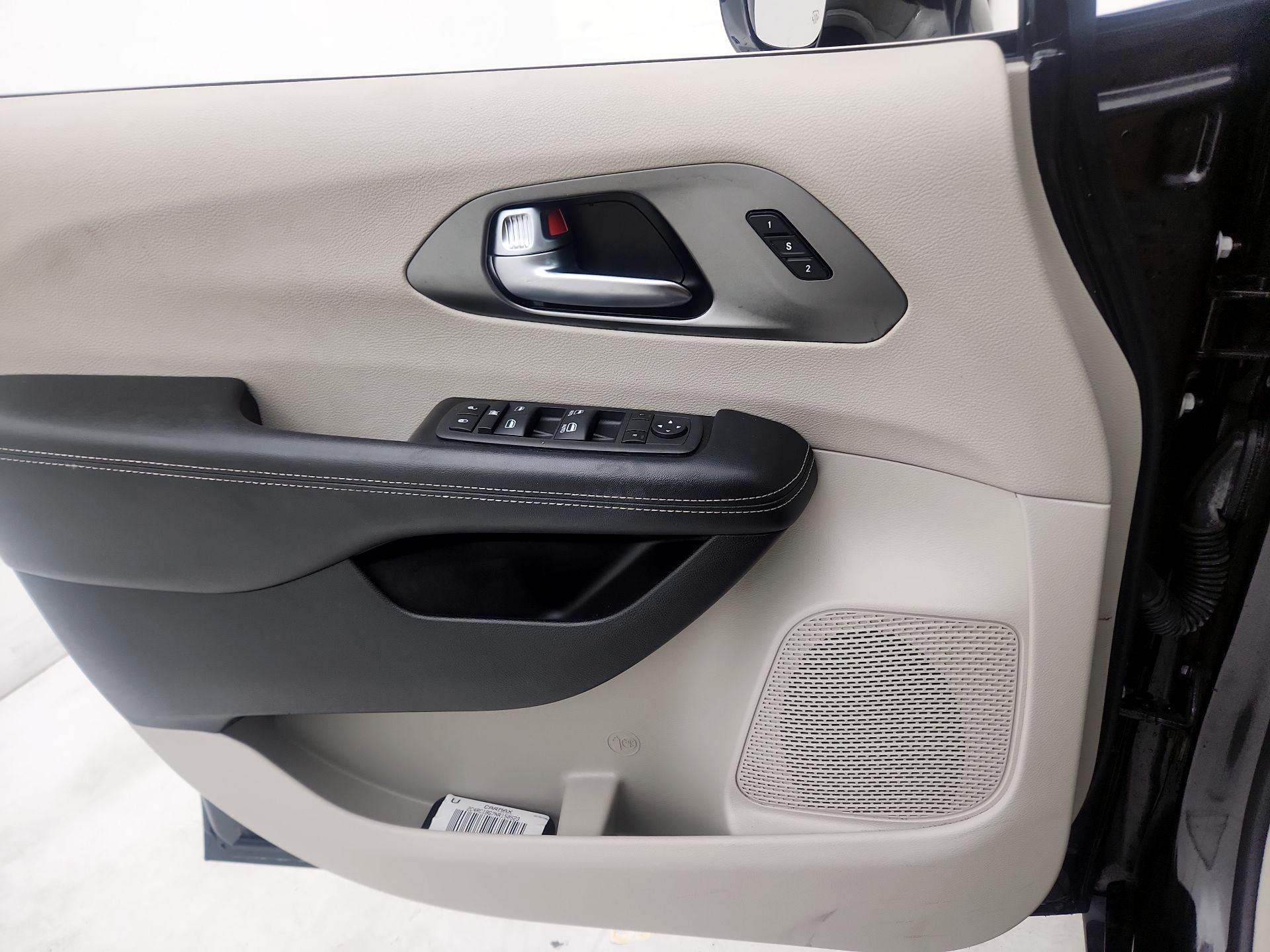 Thumbnail: 2022 Chrysler Pacifica - 12