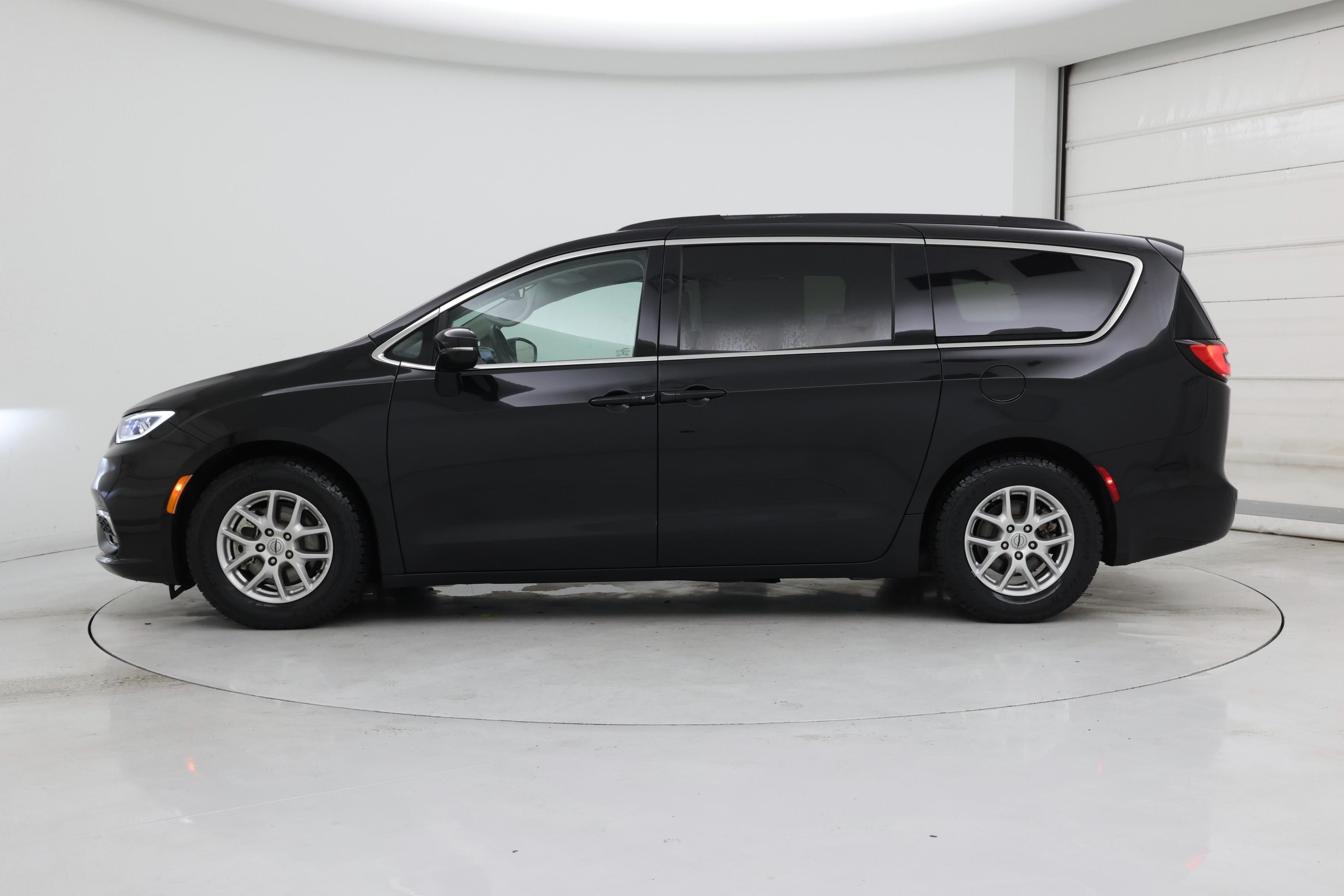 Thumbnail: 2022 Chrysler Pacifica - 3