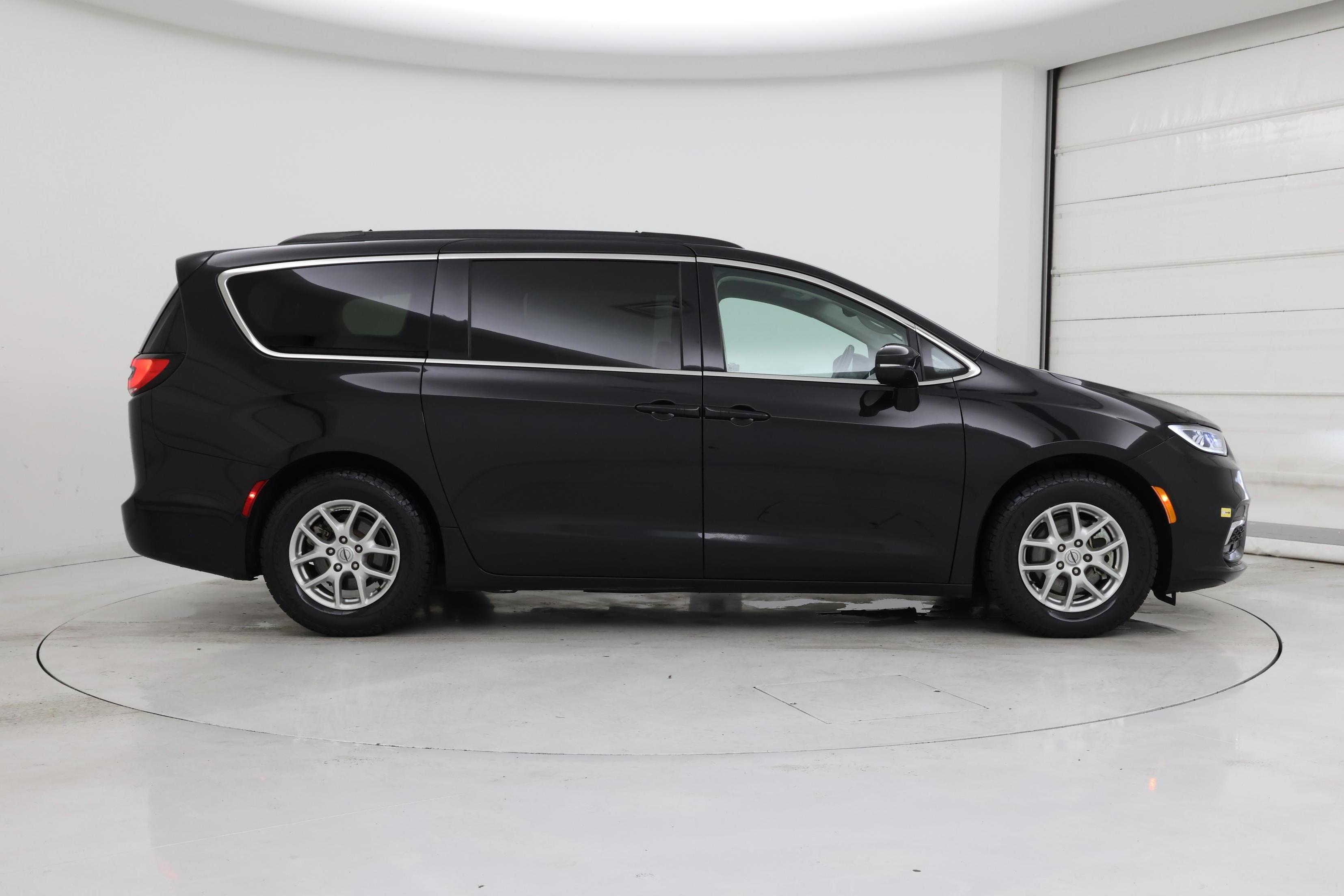 Thumbnail: 2022 Chrysler Pacifica - 7