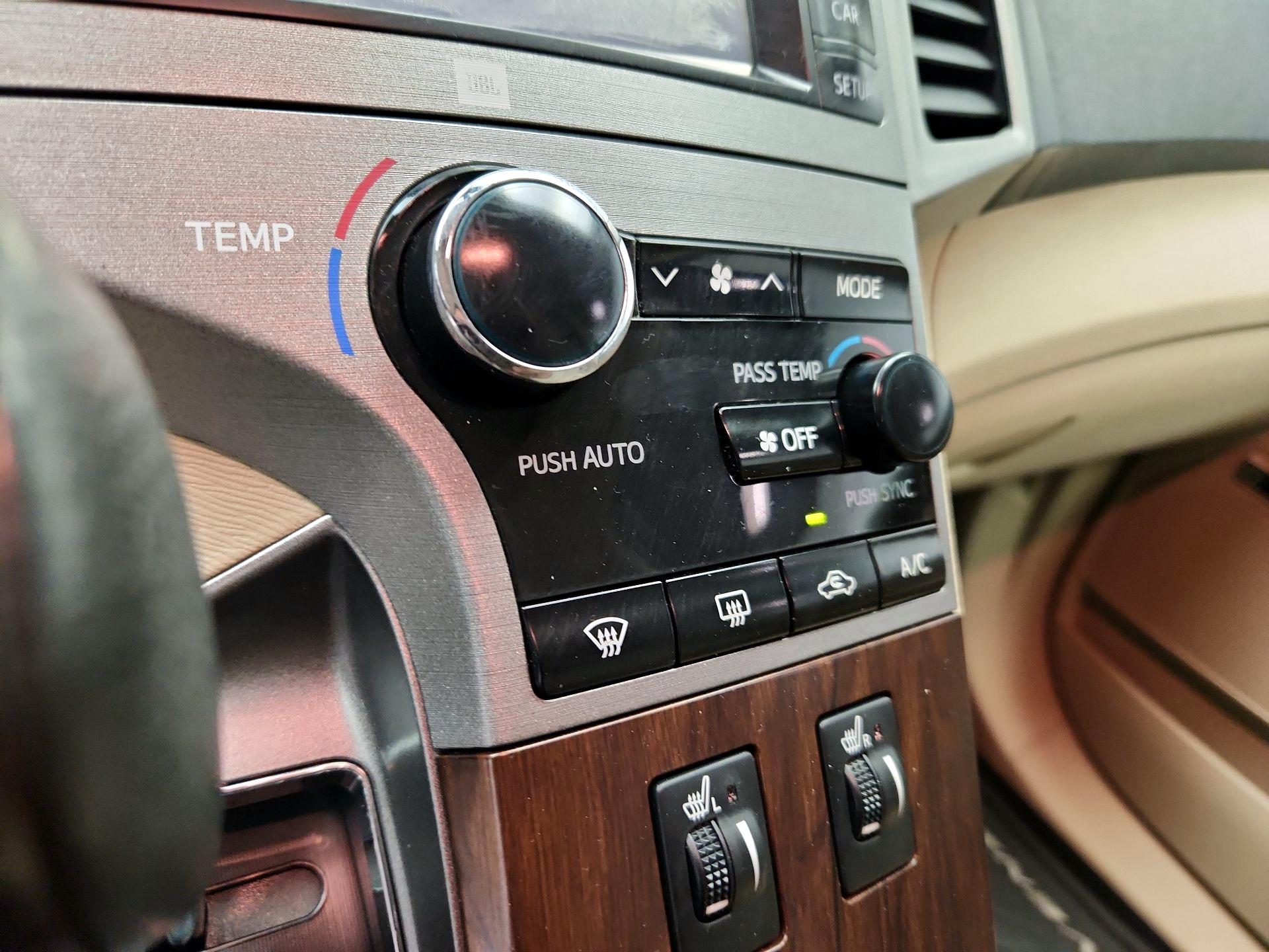 Thumbnail: 2014 Toyota Venza - 16