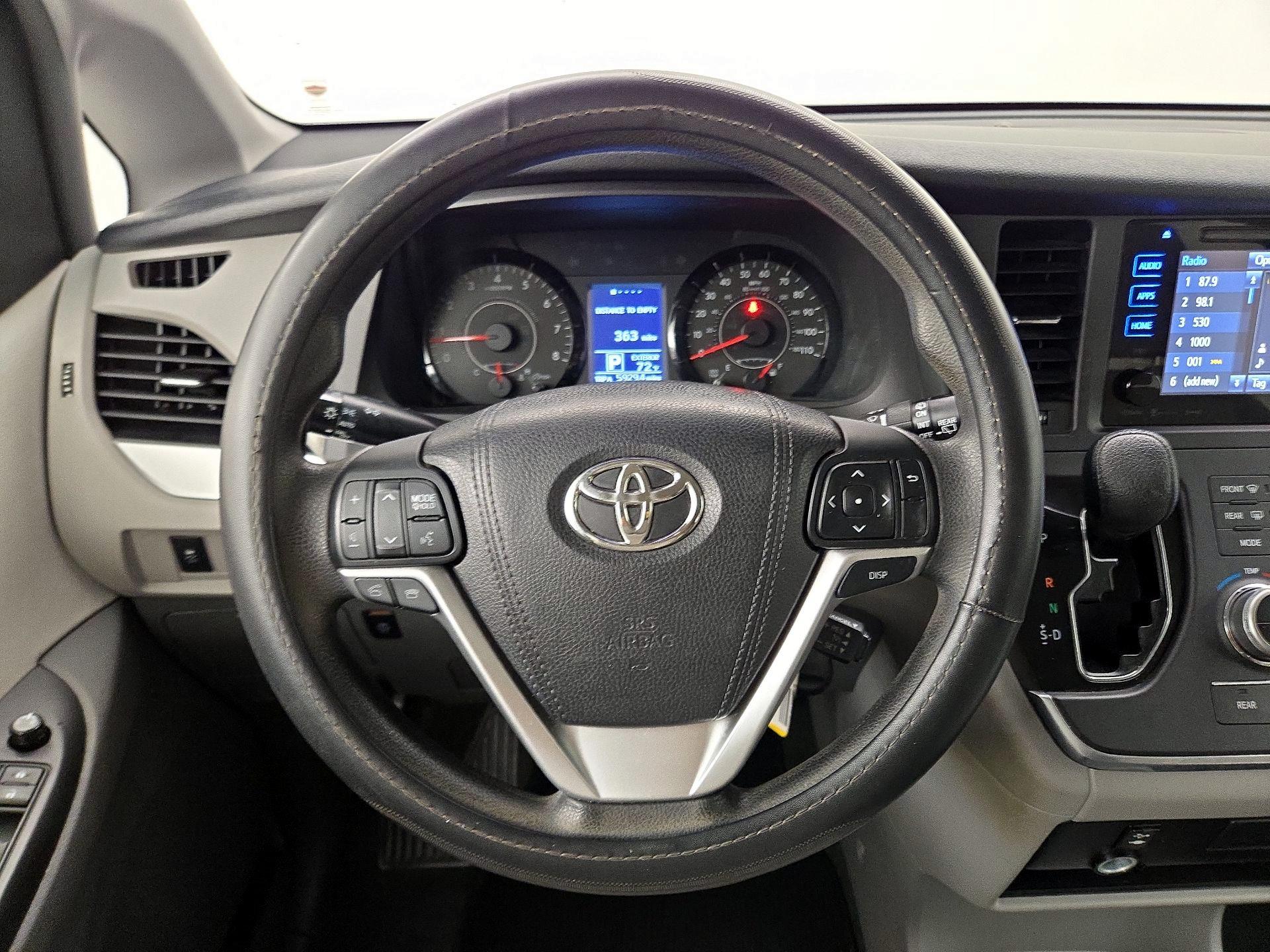 Thumbnail: 2016 Toyota Sienna - 10