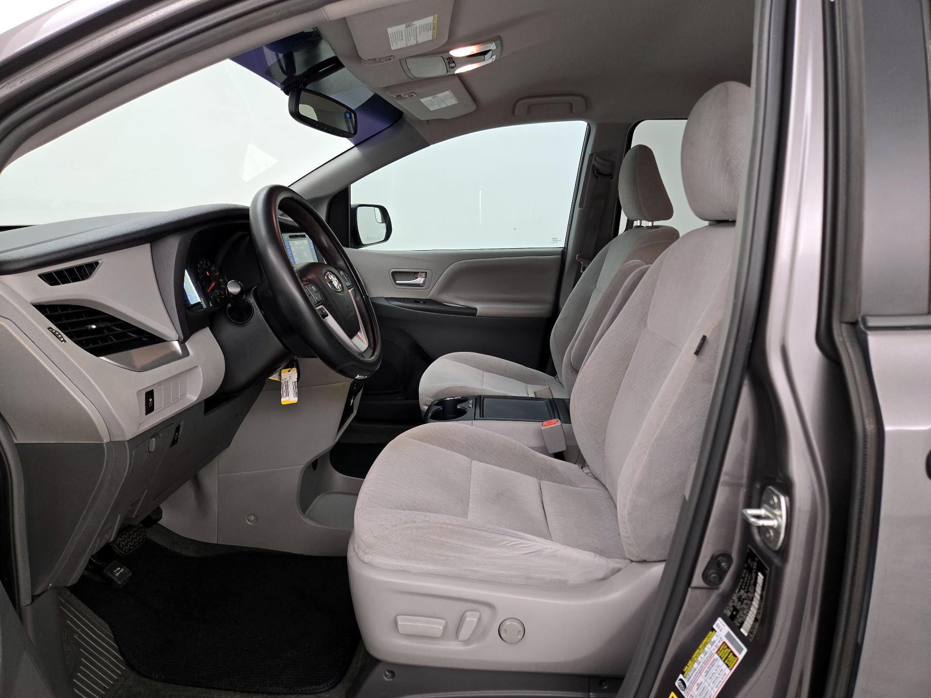 Thumbnail: 2016 Toyota Sienna - 11