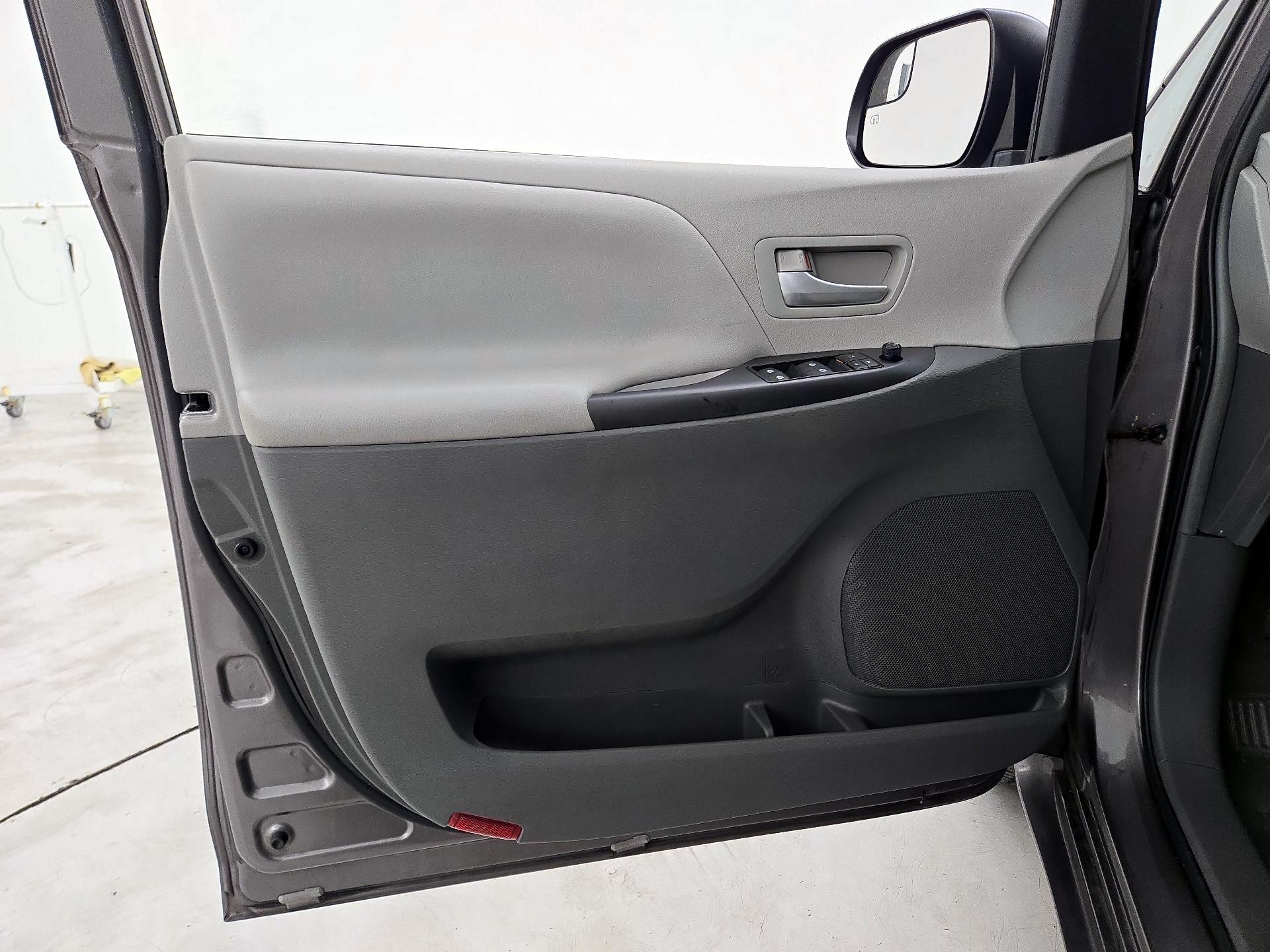 Thumbnail: 2016 Toyota Sienna - 12