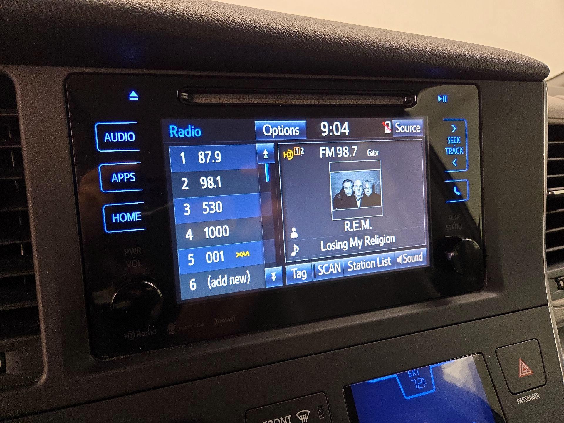 Thumbnail: 2016 Toyota Sienna - 15