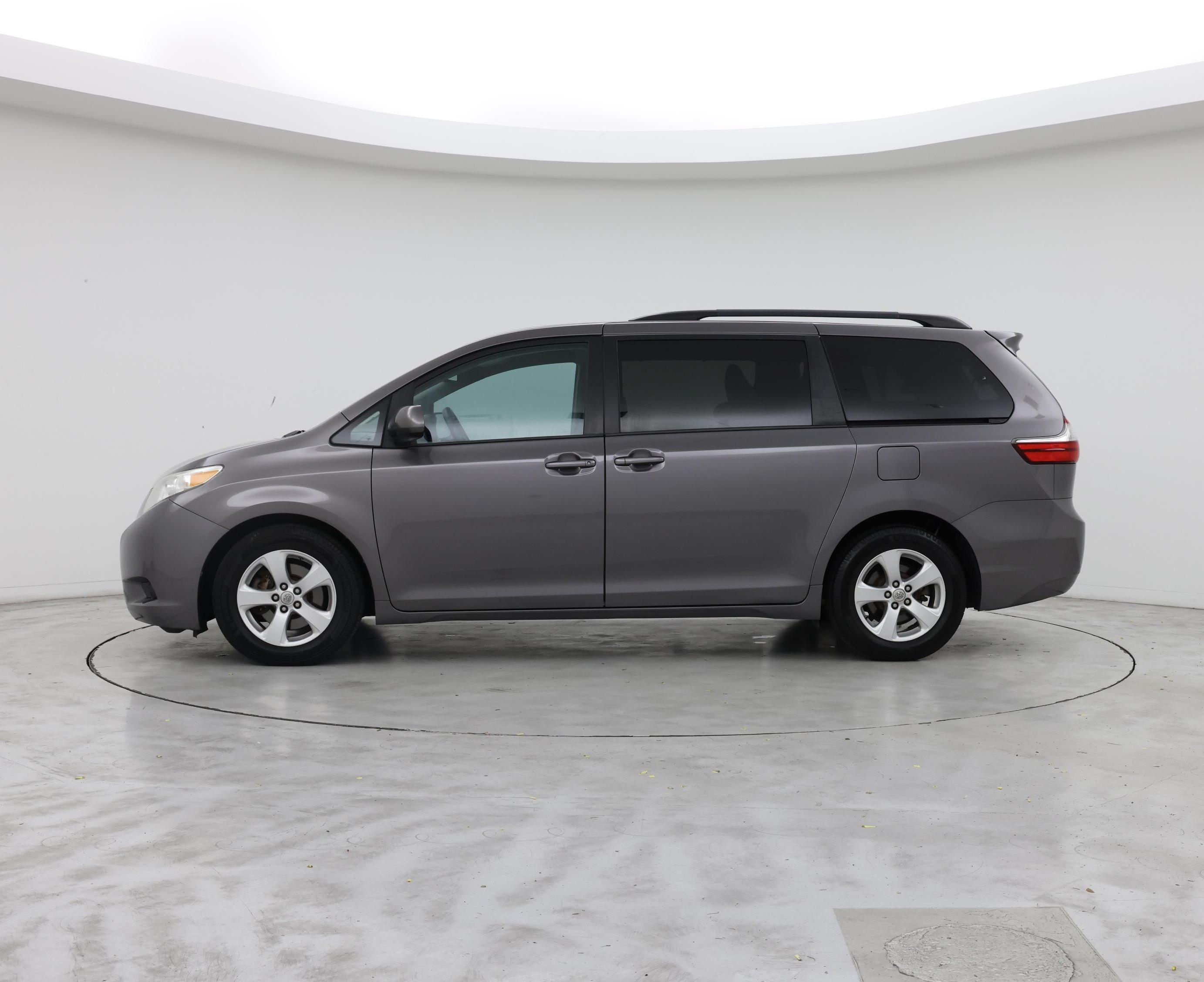 Thumbnail: 2016 Toyota Sienna - 3
