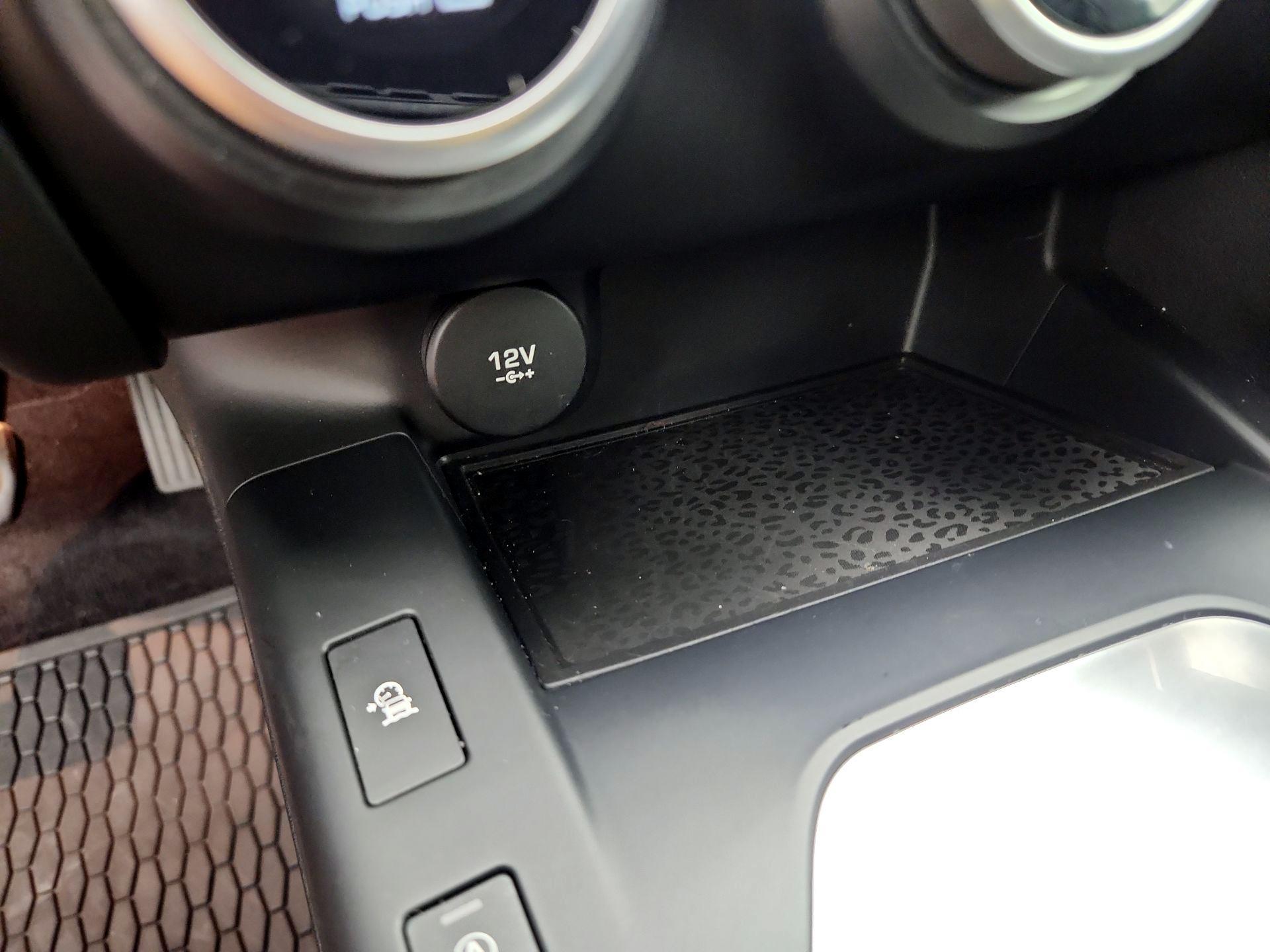Thumbnail: 2020 Jaguar E-Pace - 18
