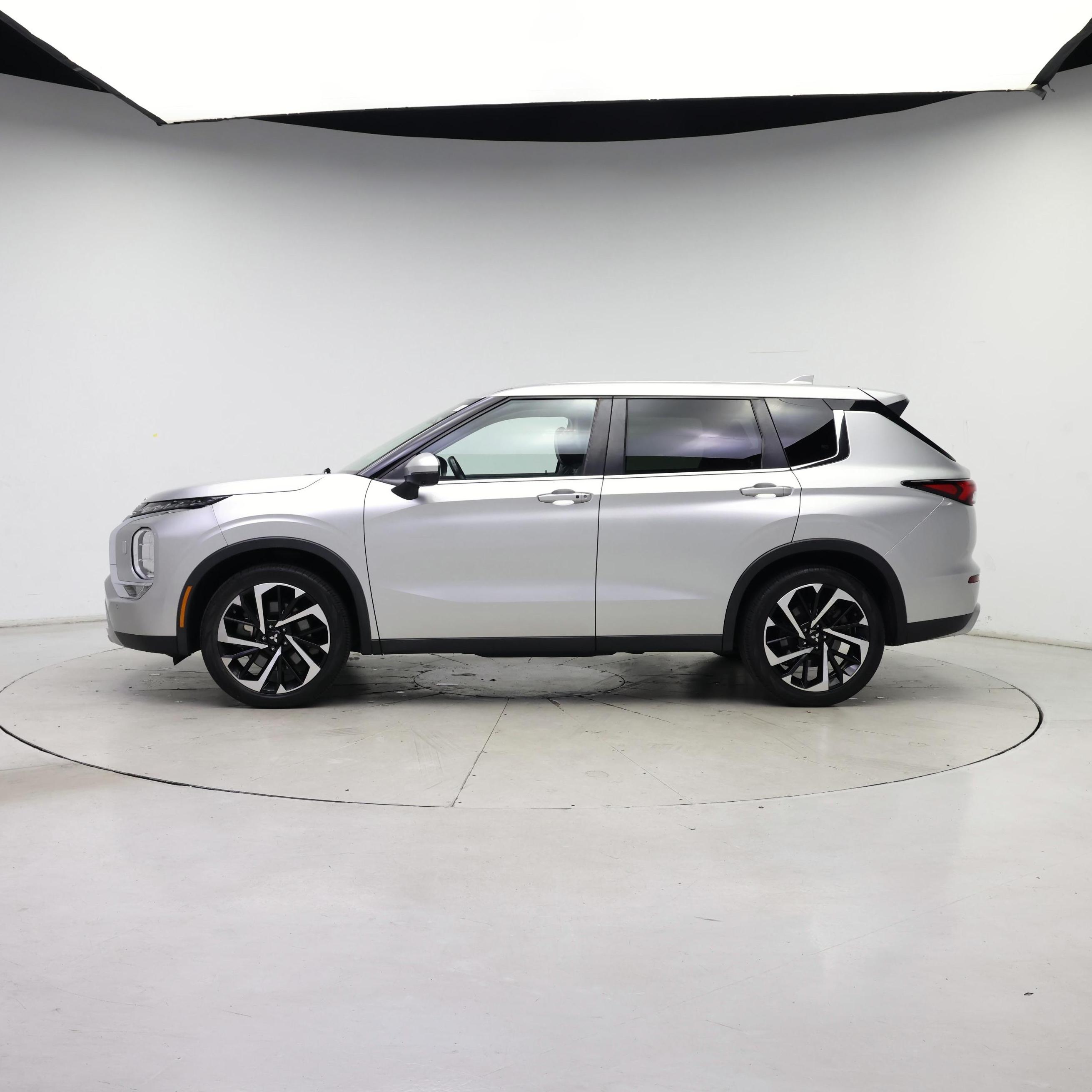 Thumbnail: 2022 Mitsubishi Outlander - 3