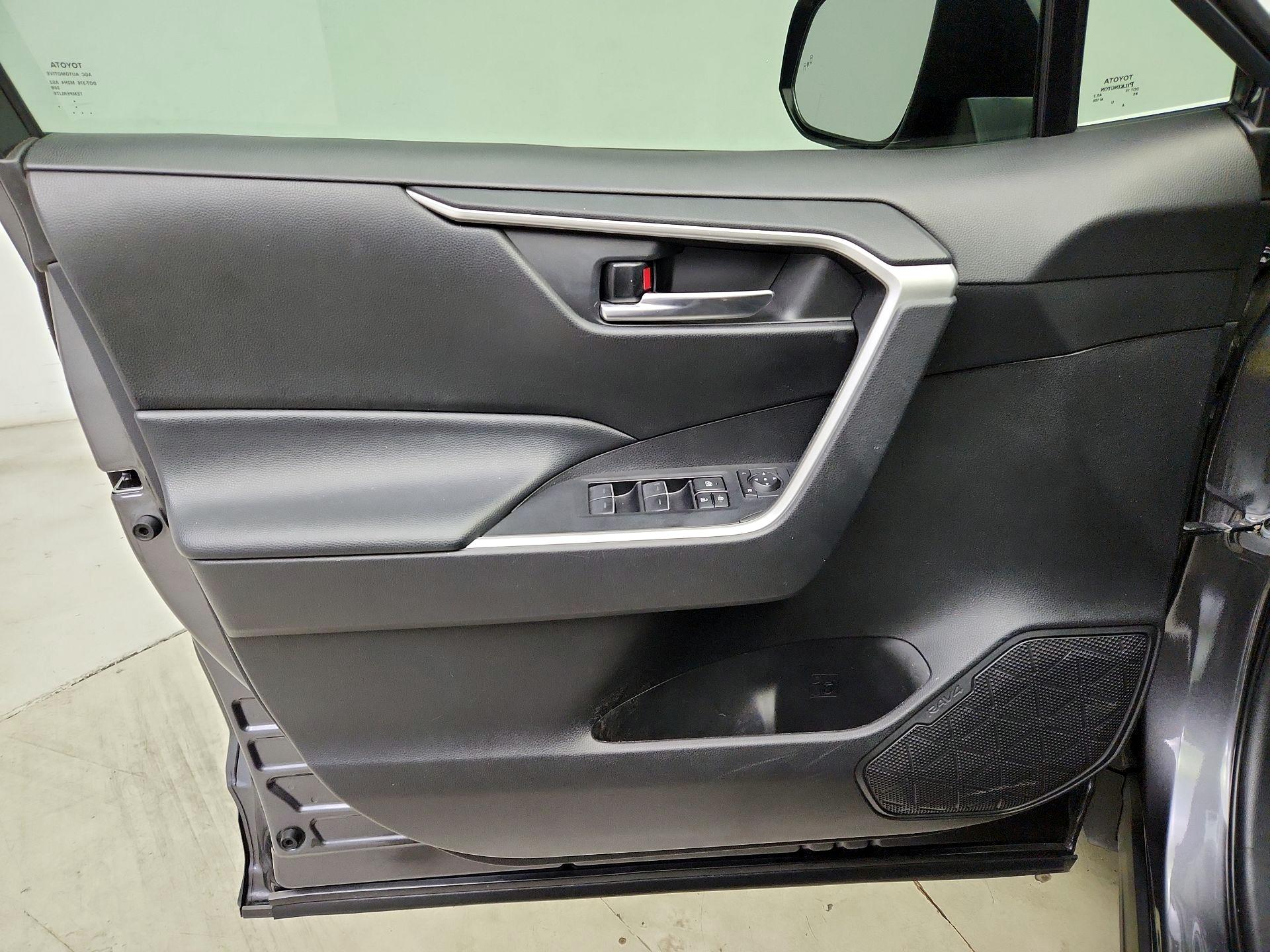 Thumbnail: 2022 Toyota RAV4 - 12