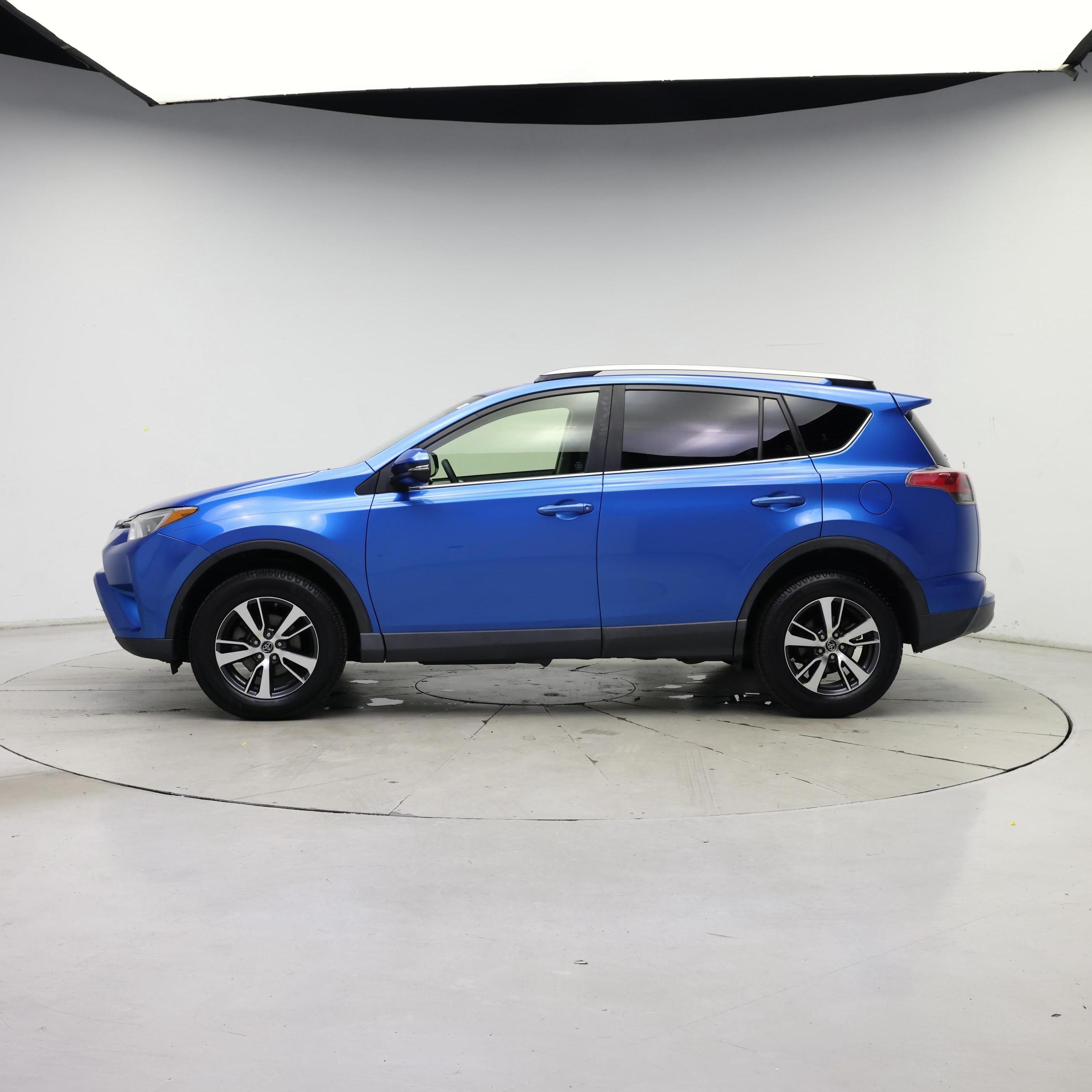 Thumbnail: 2018 Toyota RAV4 - 3