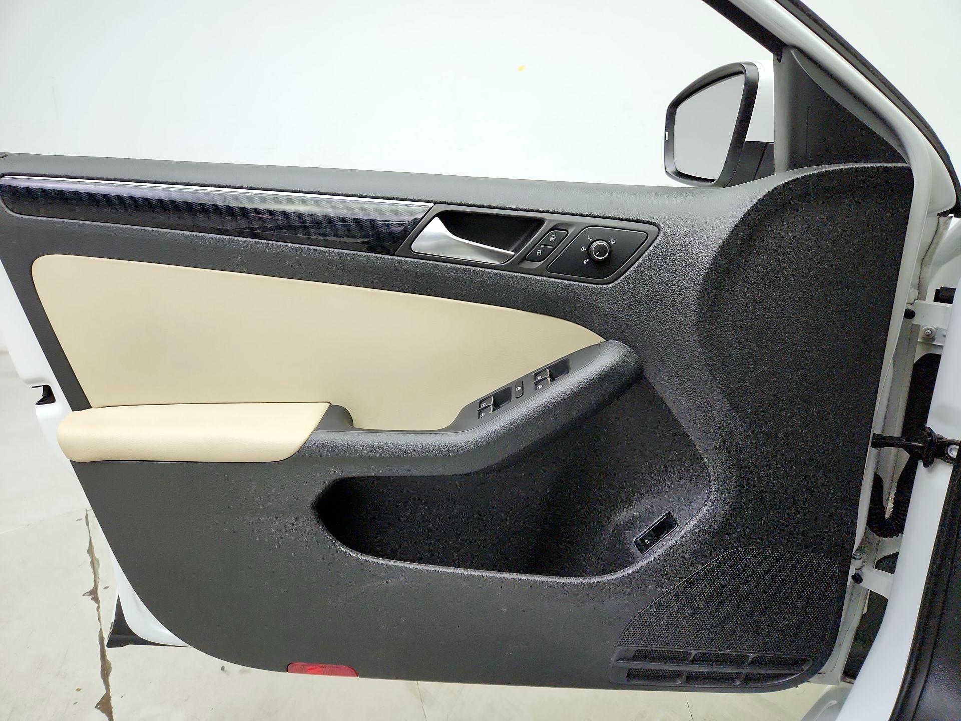 Thumbnail: 2016 Volkswagen Jetta - 12