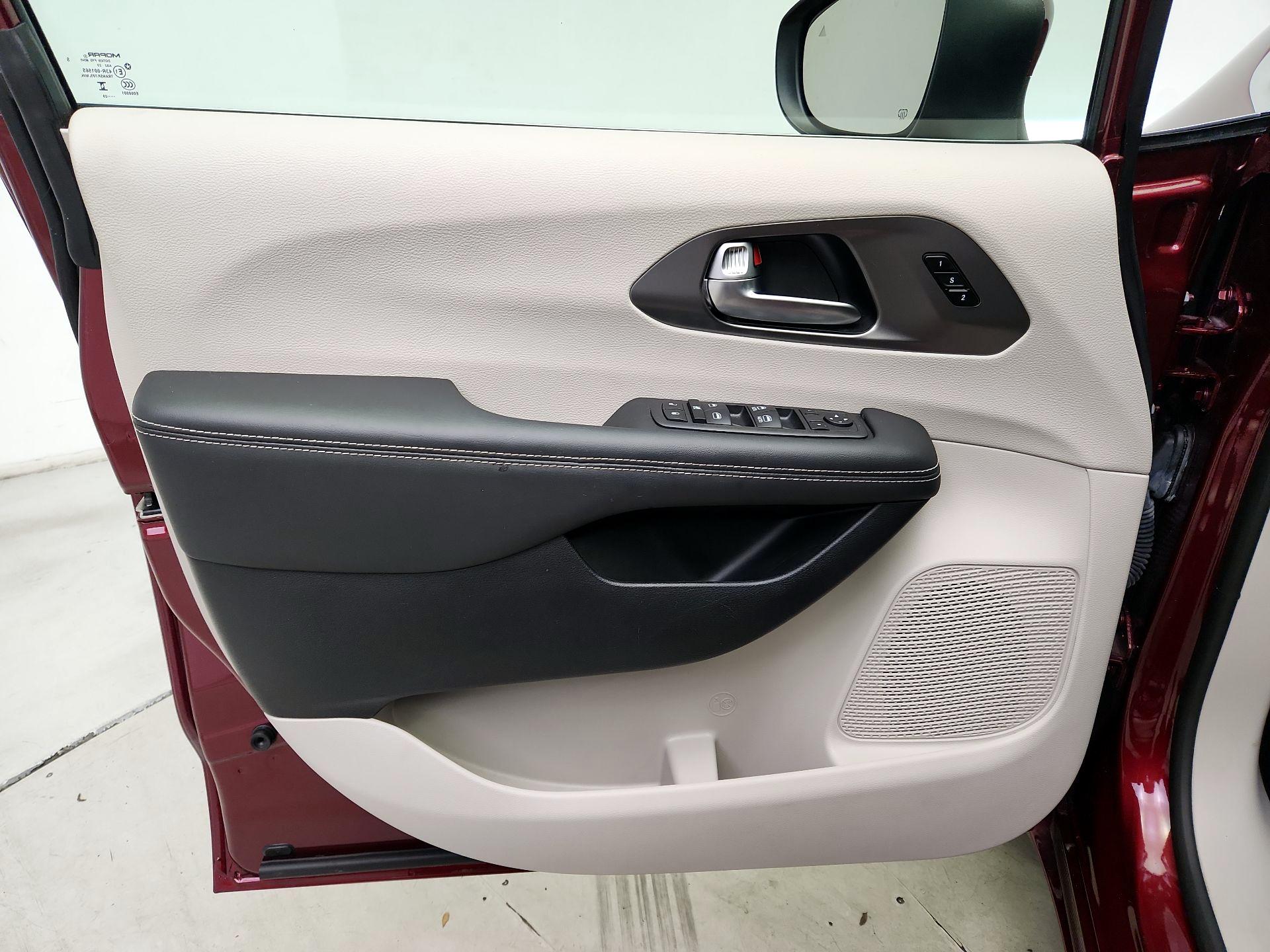 Thumbnail: 2023 Chrysler Pacifica - 12