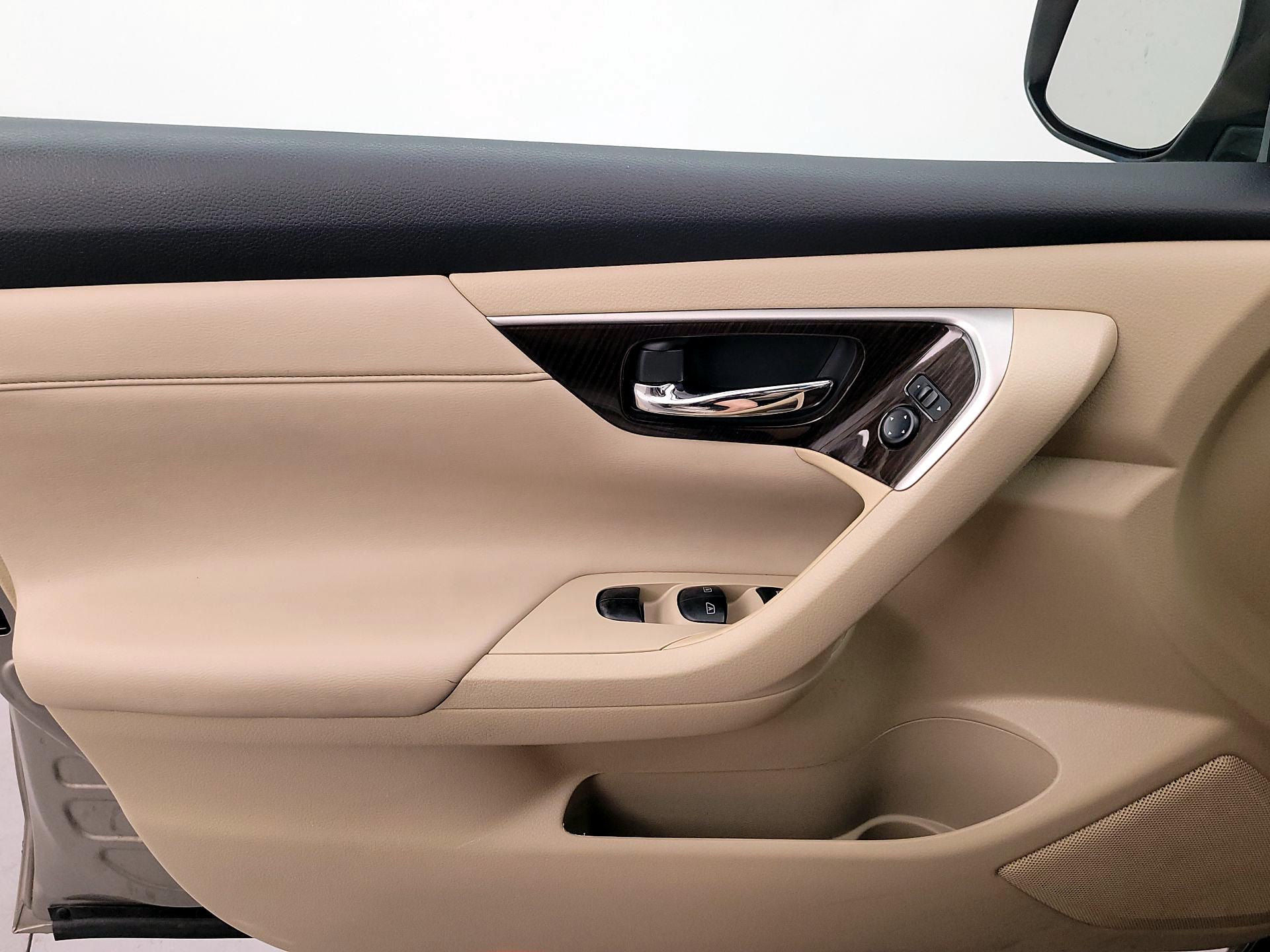Thumbnail: 2015 Nissan Altima - 12