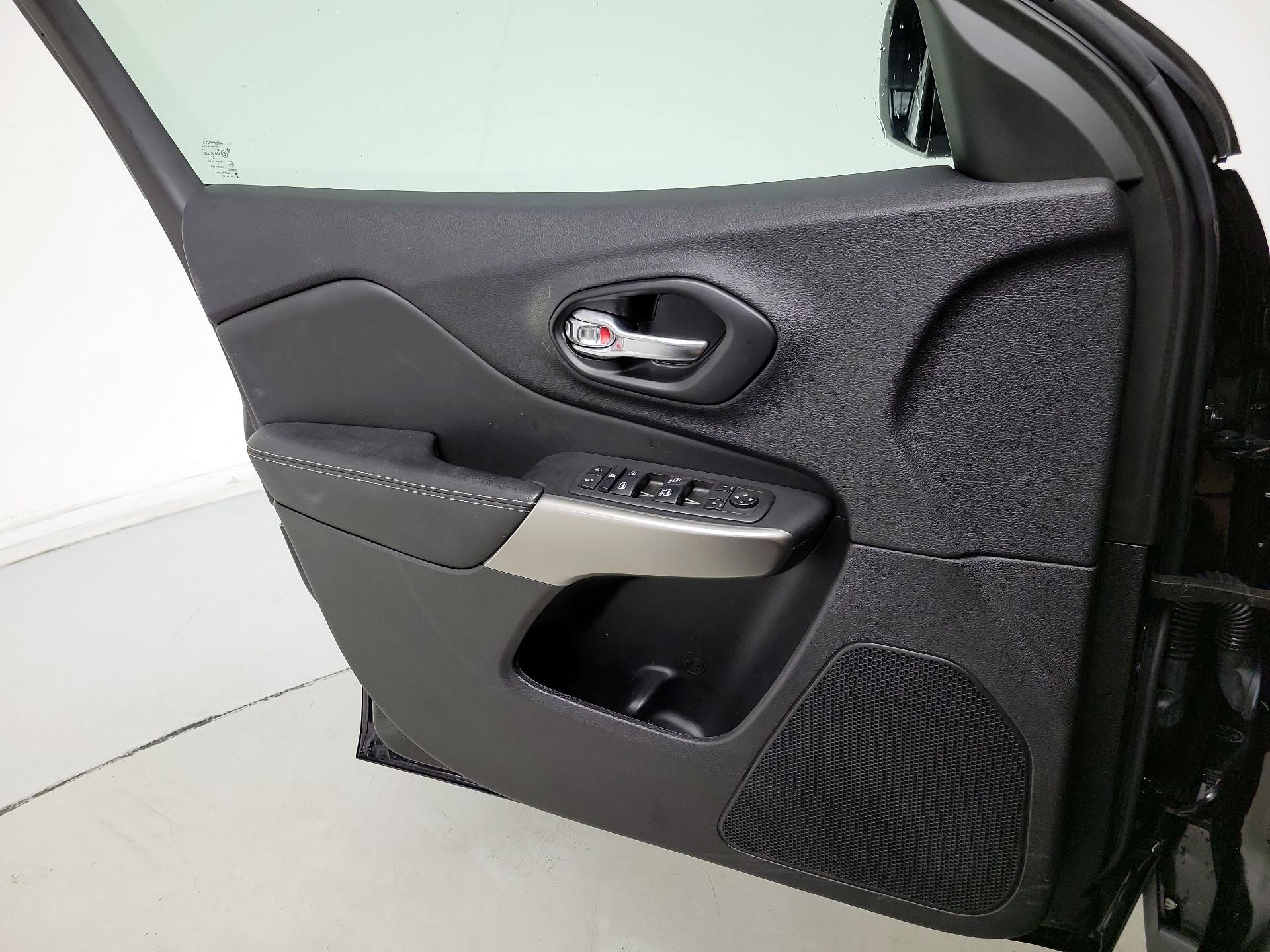 Thumbnail: 2021 Jeep Cherokee - 12