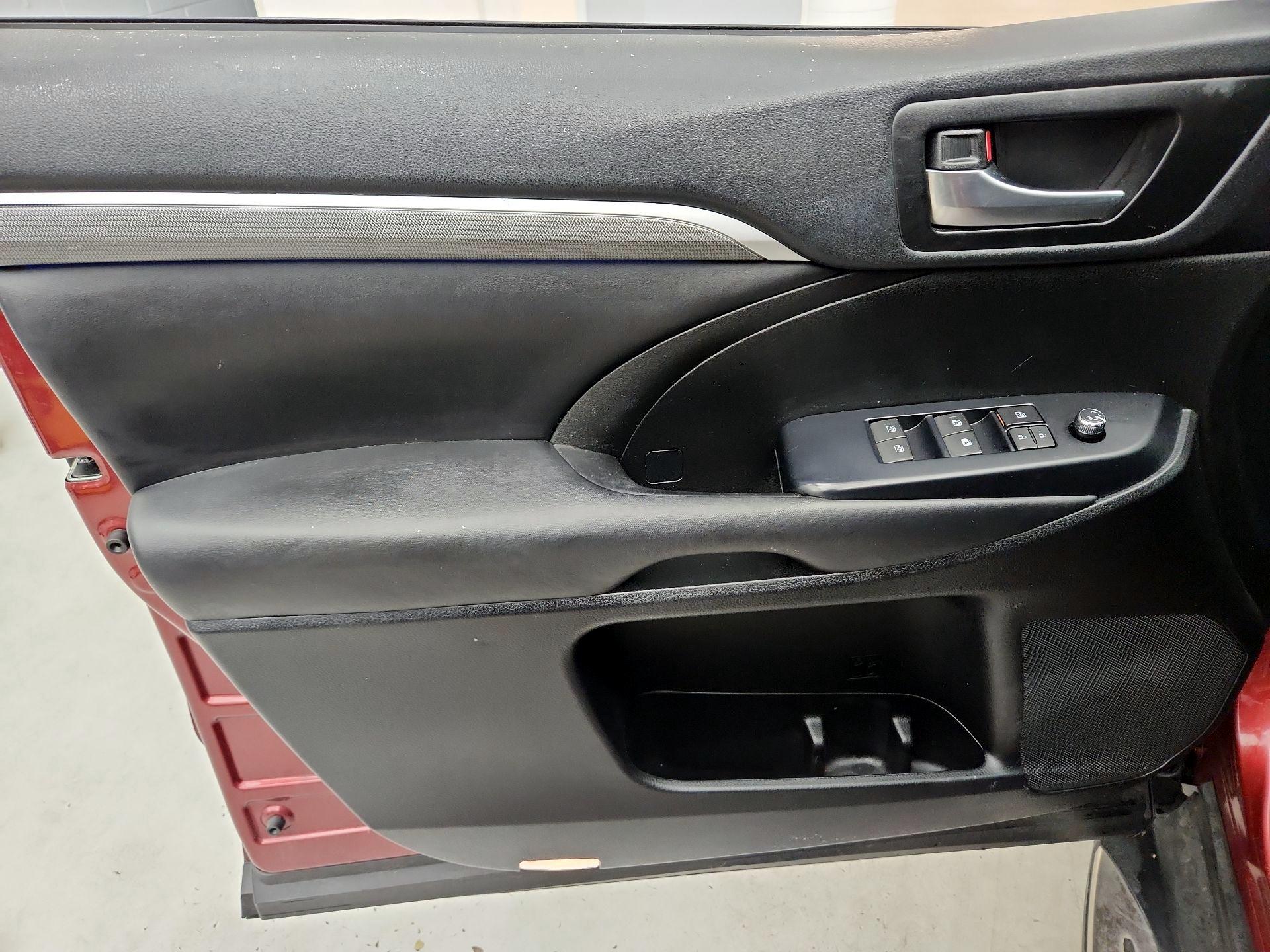 Thumbnail: 2019 Toyota Highlander - 12