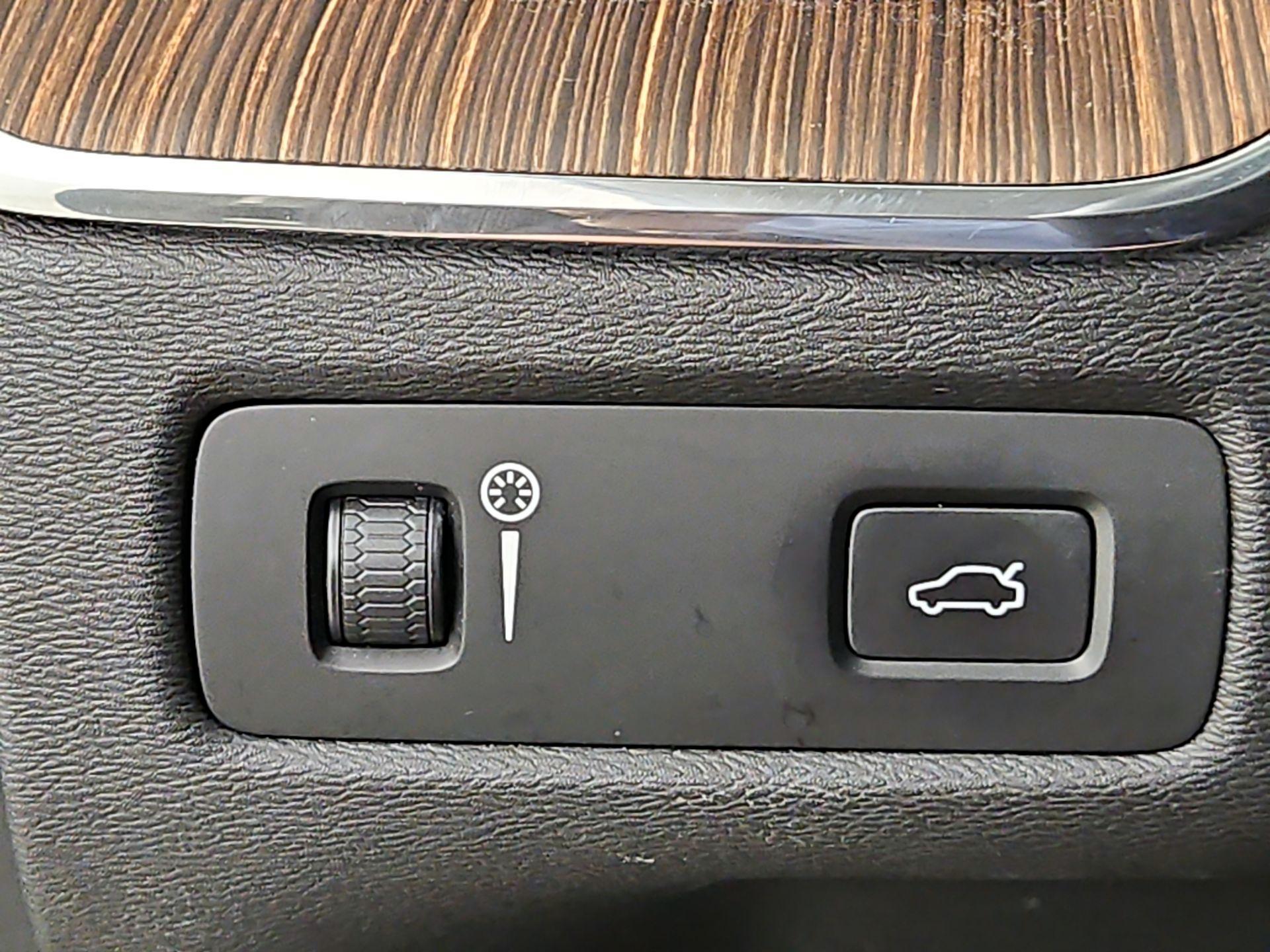 Thumbnail: 2019 Volvo XC60 - 13