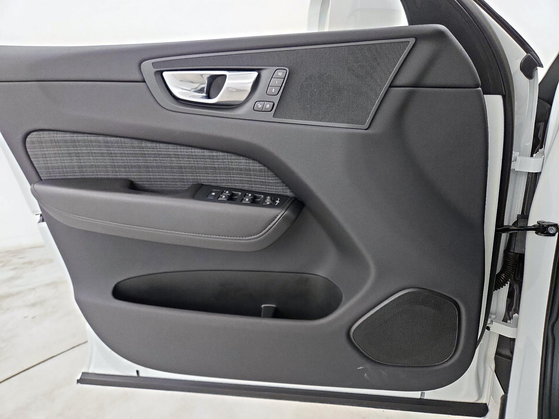 Thumbnail: 2022 Volvo XC60 - 12