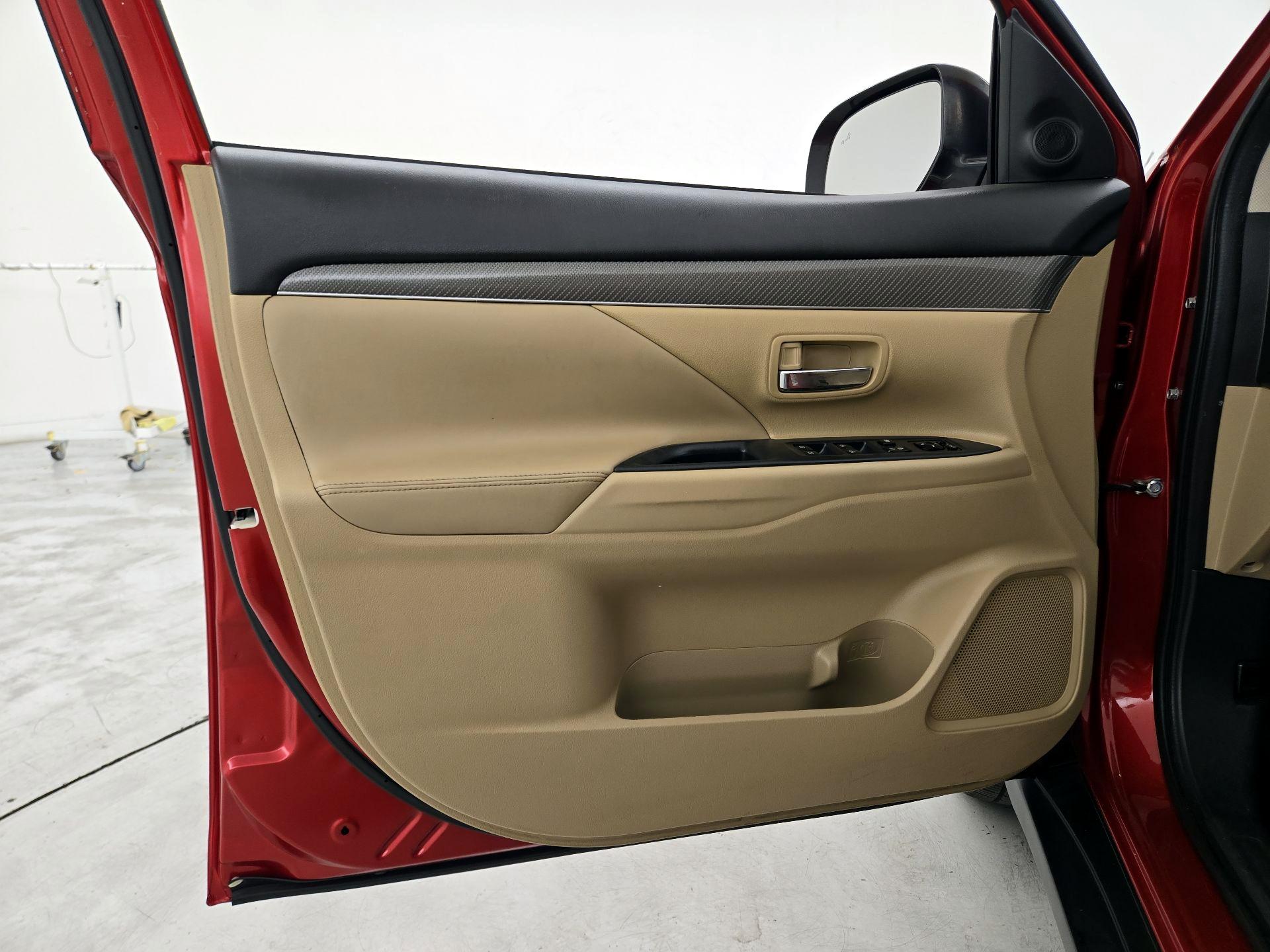 Thumbnail: 2019 Mitsubishi Outlander - 12