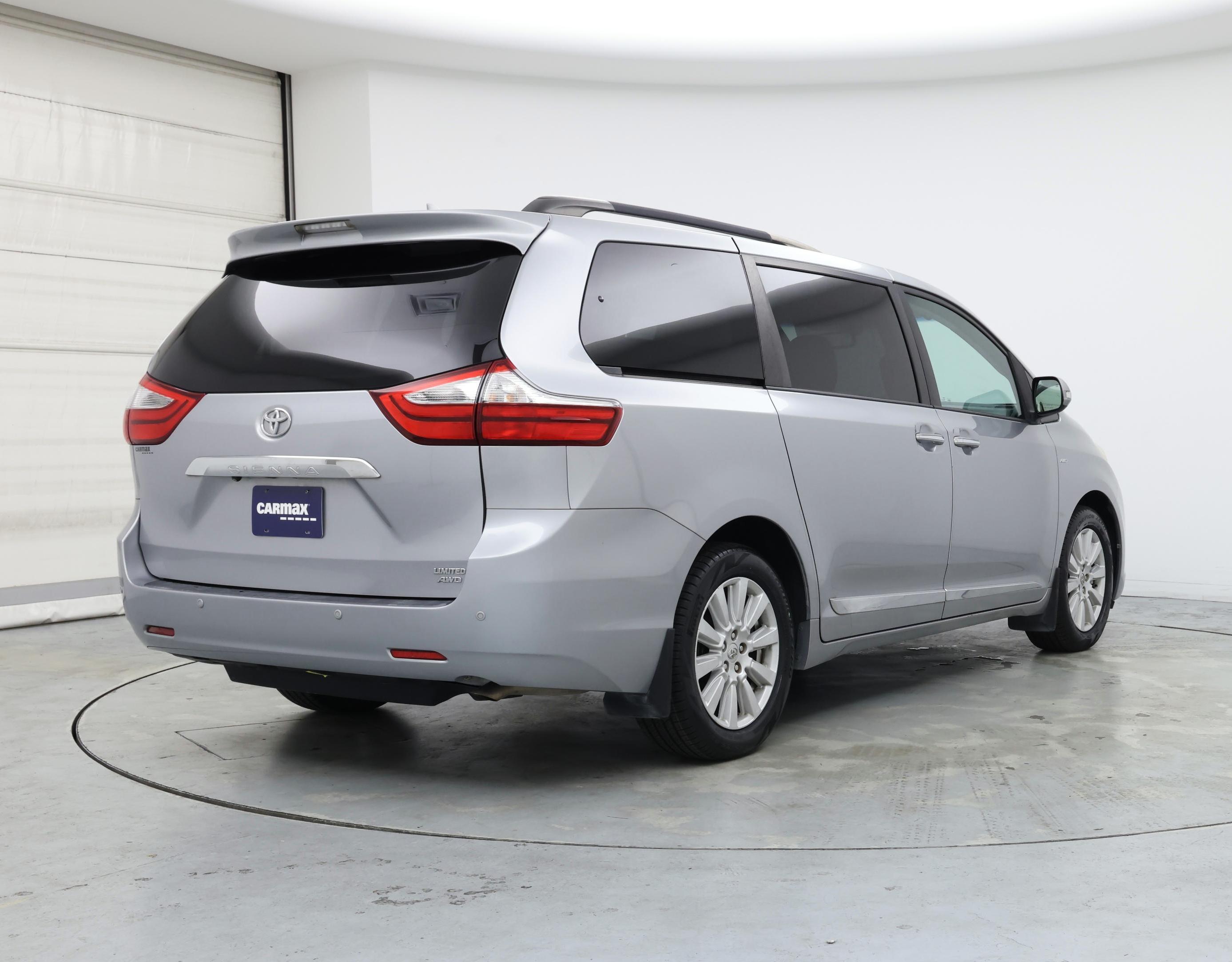 Thumbnail: 2017 Toyota Sienna - 8