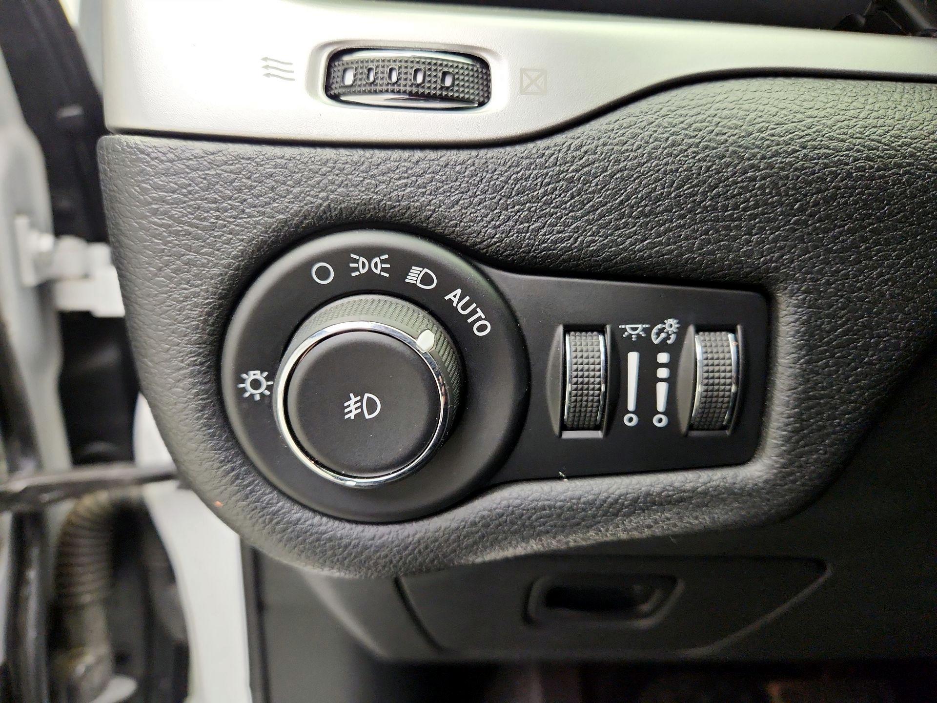 Thumbnail: 2018 Jeep Cherokee - 13