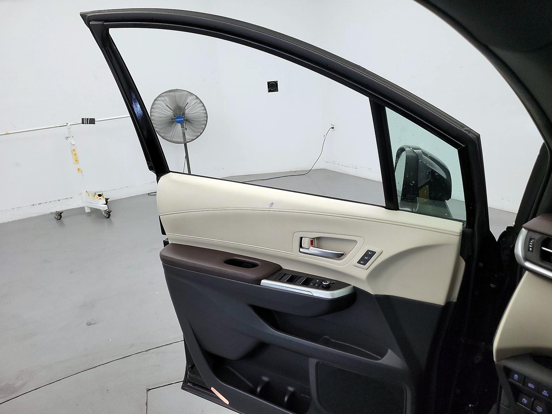 Thumbnail: 2021 Toyota Sienna - 12