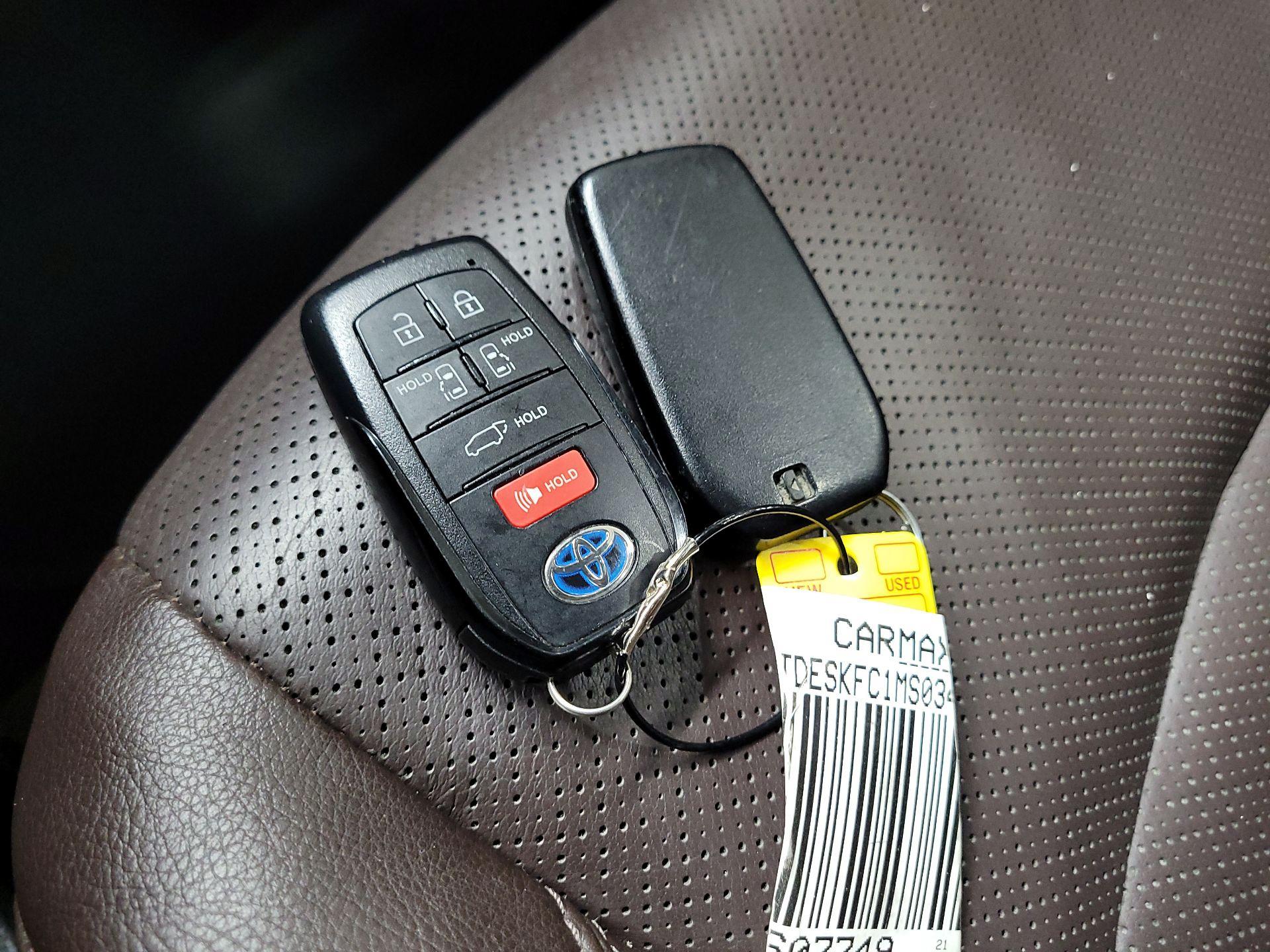Thumbnail: 2021 Toyota Sienna - 18