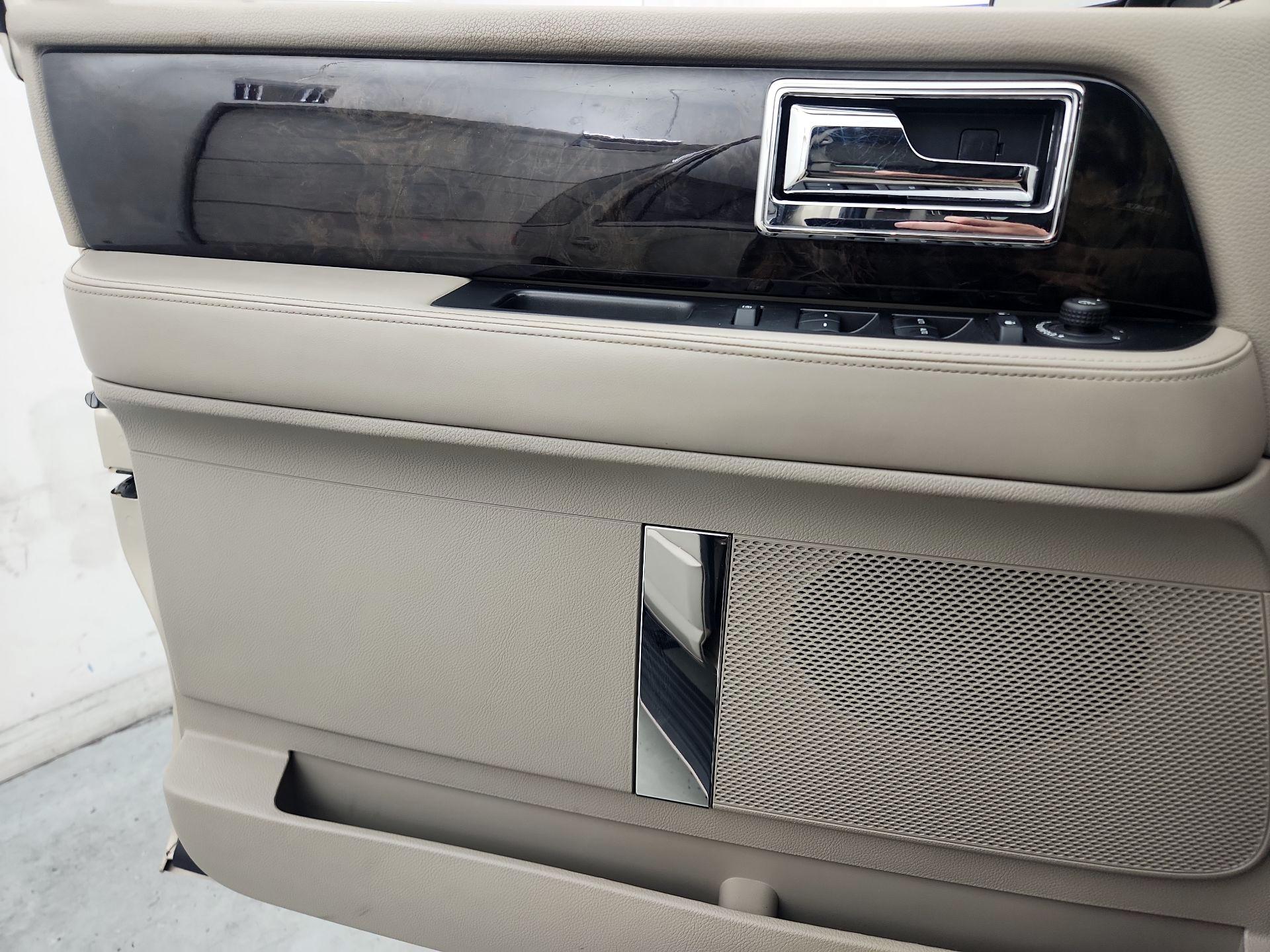 Thumbnail: 2017 Lincoln Navigator - 12