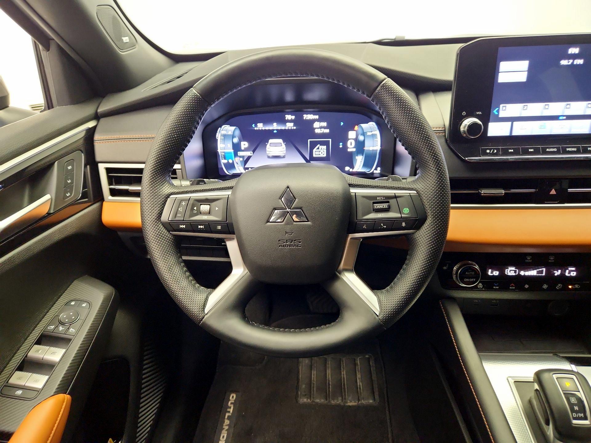 Thumbnail: 2024 Mitsubishi Outlander - 10