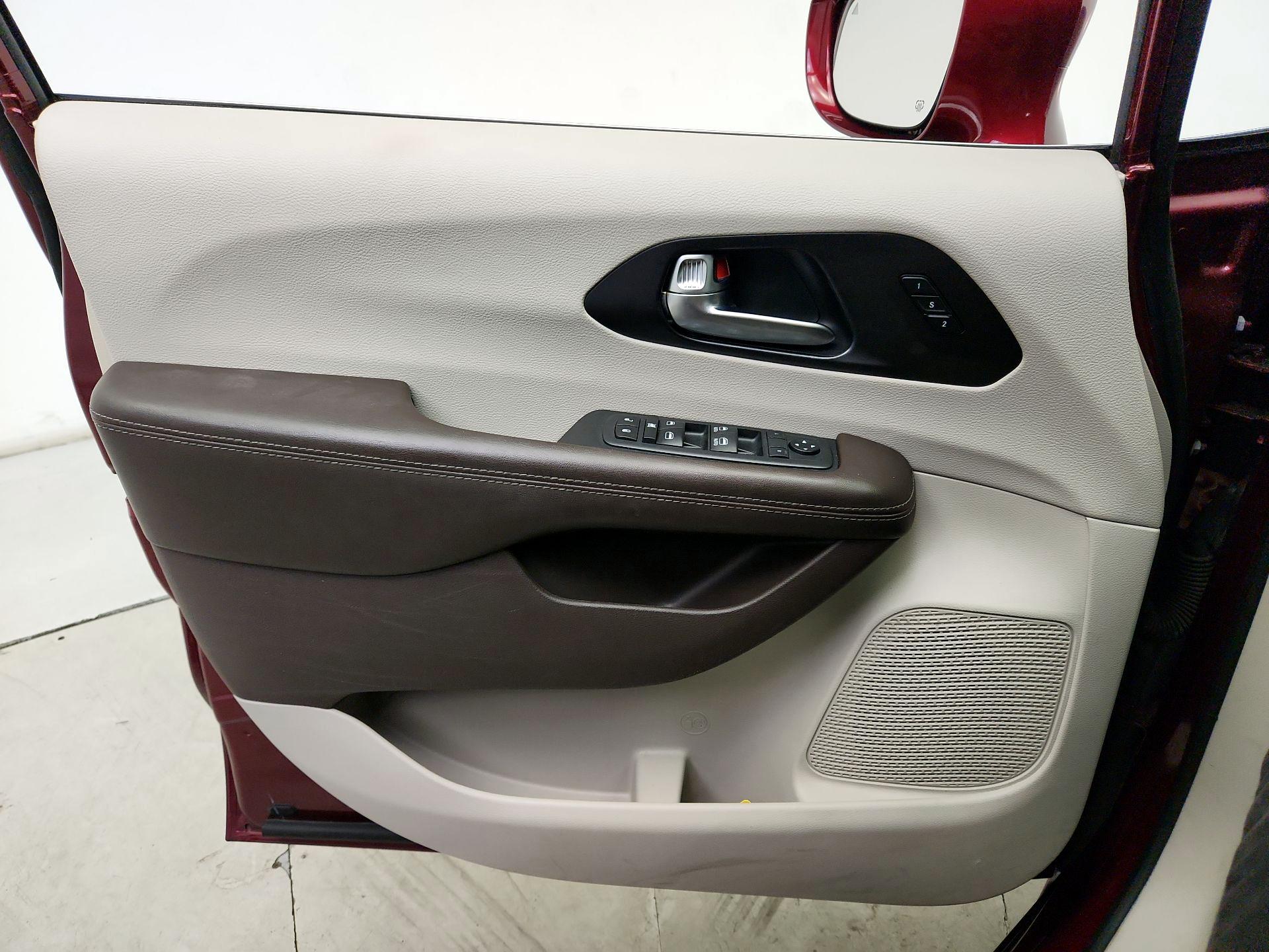 Thumbnail: 2020 Chrysler Pacifica - 12