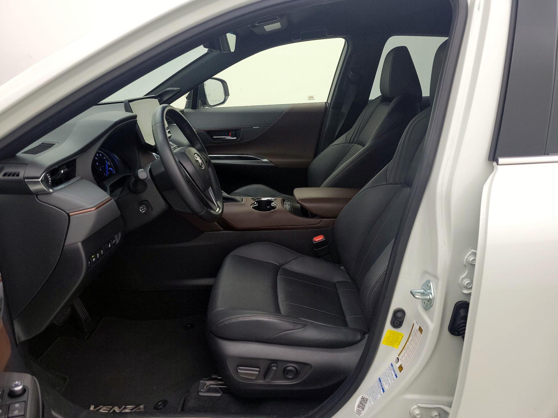 Thumbnail: 2021 Toyota Venza - 11