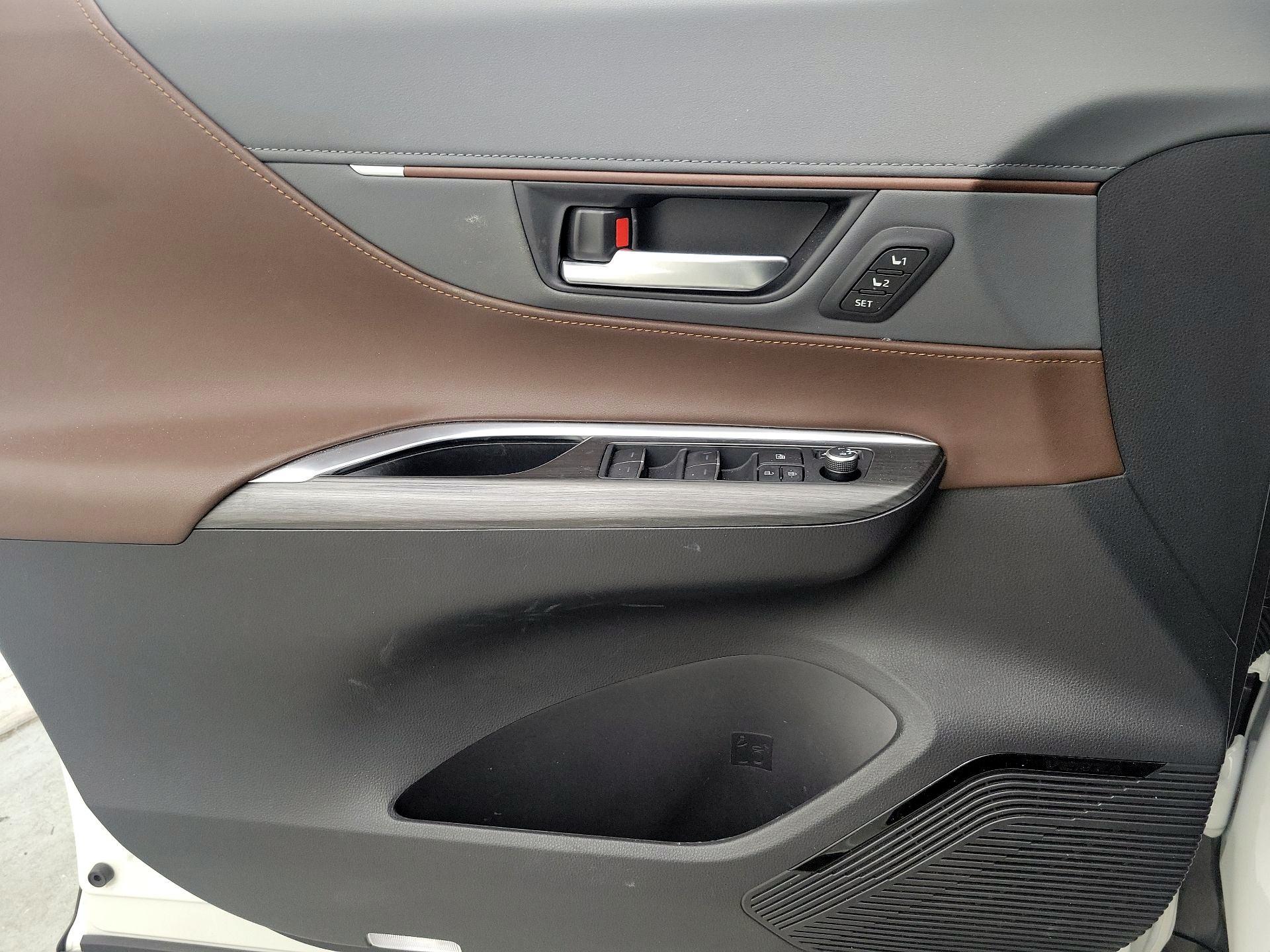 Thumbnail: 2021 Toyota Venza - 12