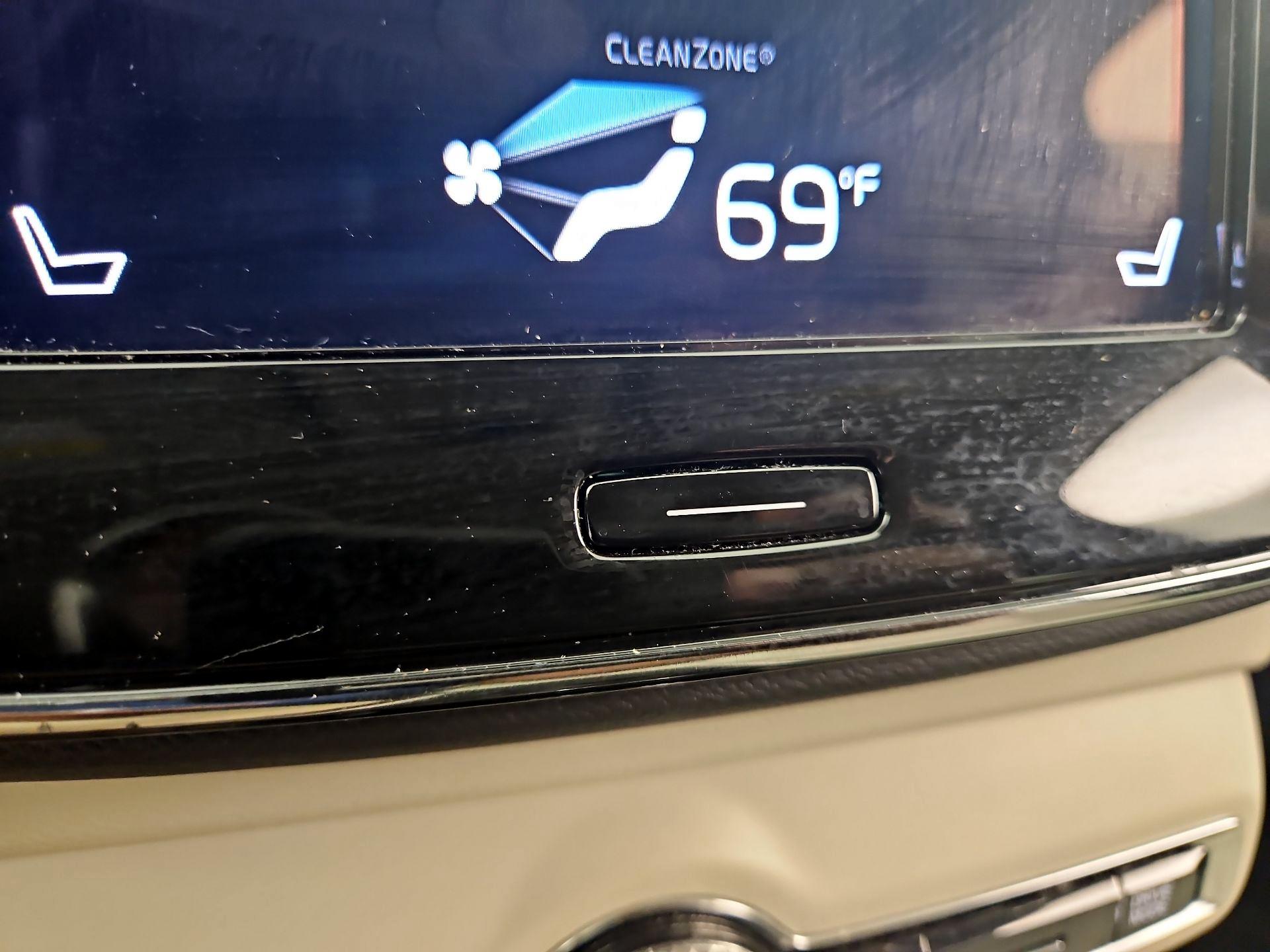 Thumbnail: 2021 Volvo XC40 - 16