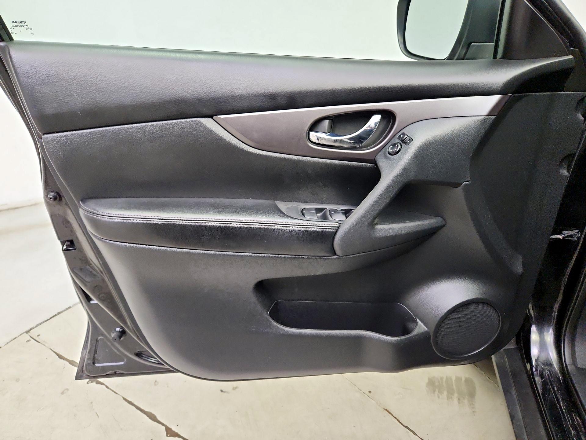 Thumbnail: 2016 Nissan Rogue - 12