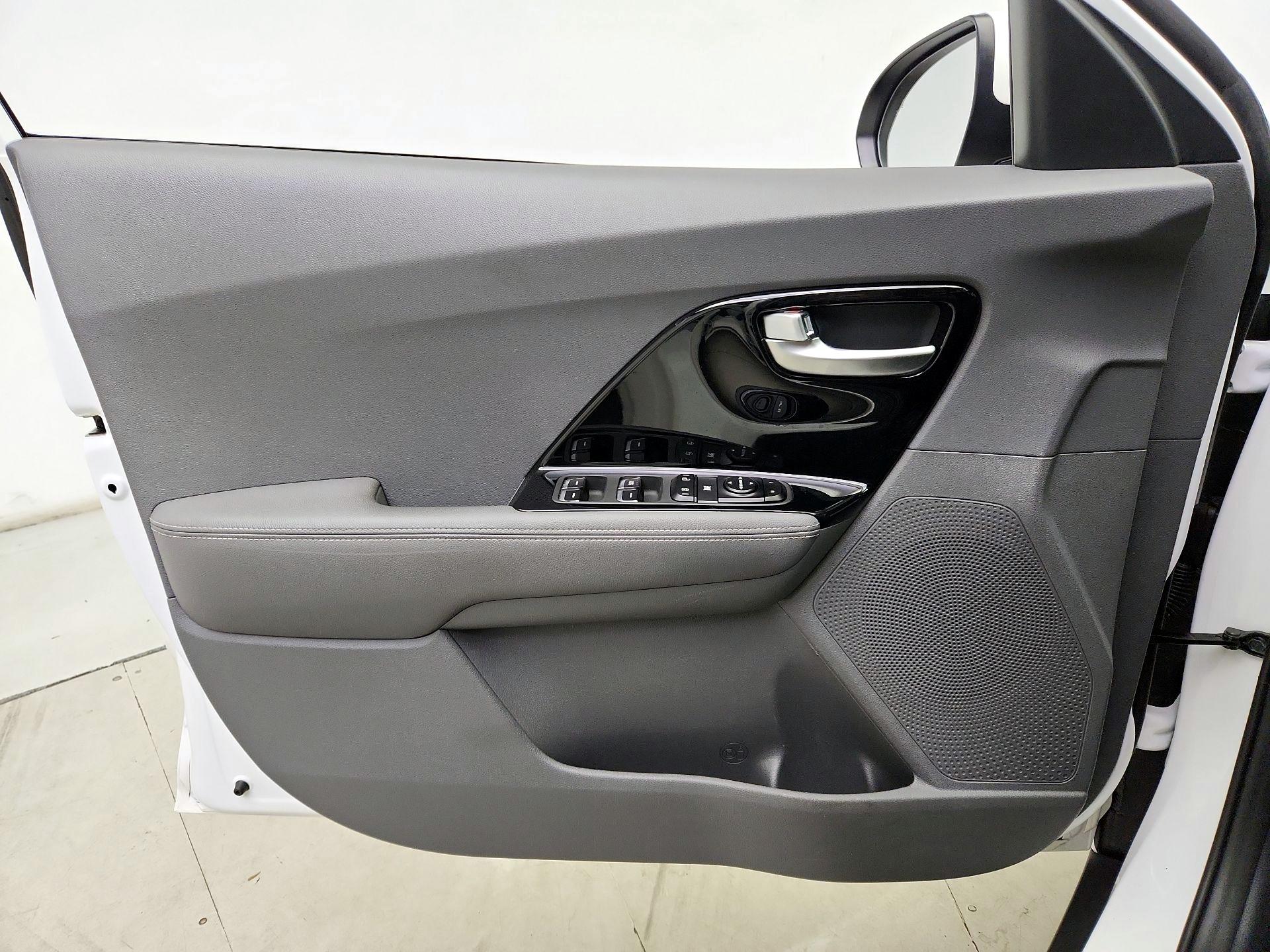 Thumbnail: 2022 Kia Niro - 12