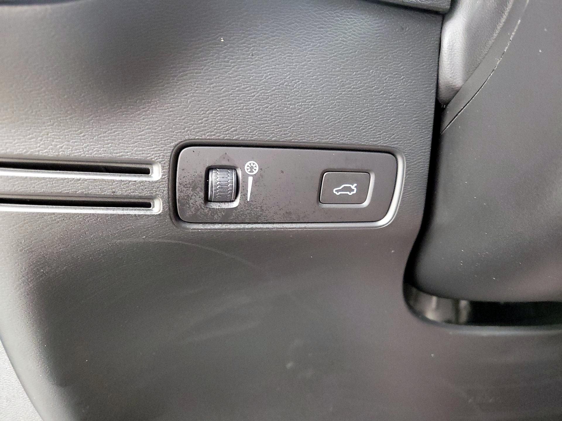 Thumbnail: 2021 Volvo XC40 - 13
