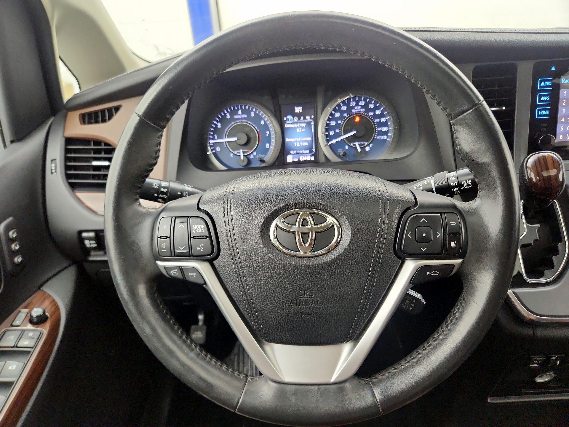Thumbnail: 2015 Toyota Sienna - 10