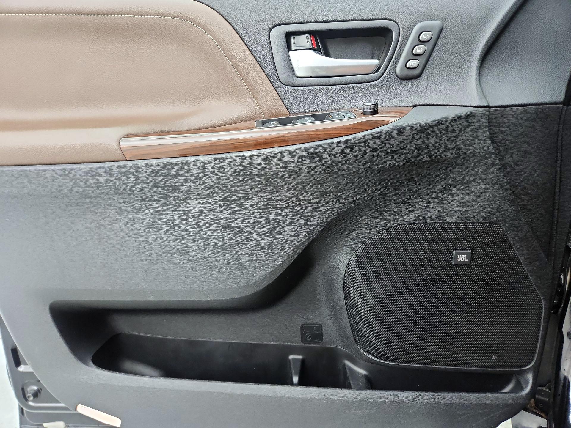 Thumbnail: 2015 Toyota Sienna - 12
