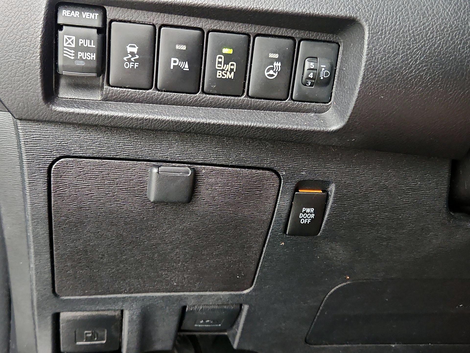 Thumbnail: 2015 Toyota Sienna - 13