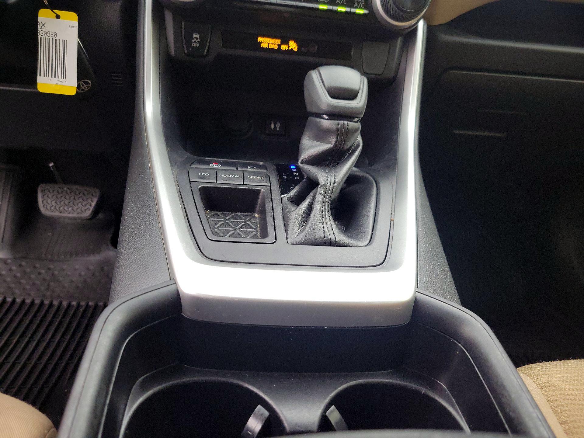 Thumbnail: 2019 Toyota RAV4 - 17